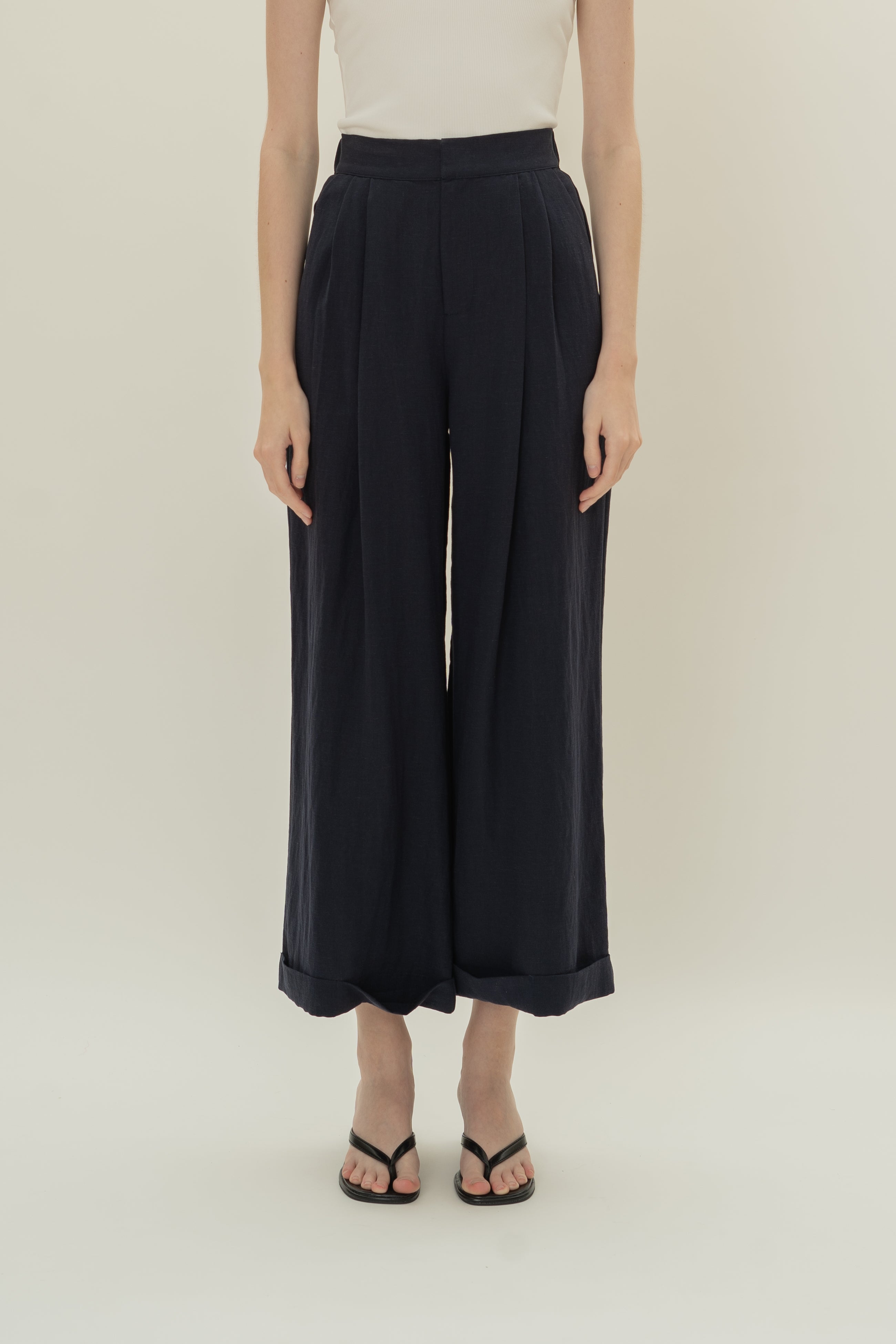 Wide-Leg Pleated Pants in Dark Navy