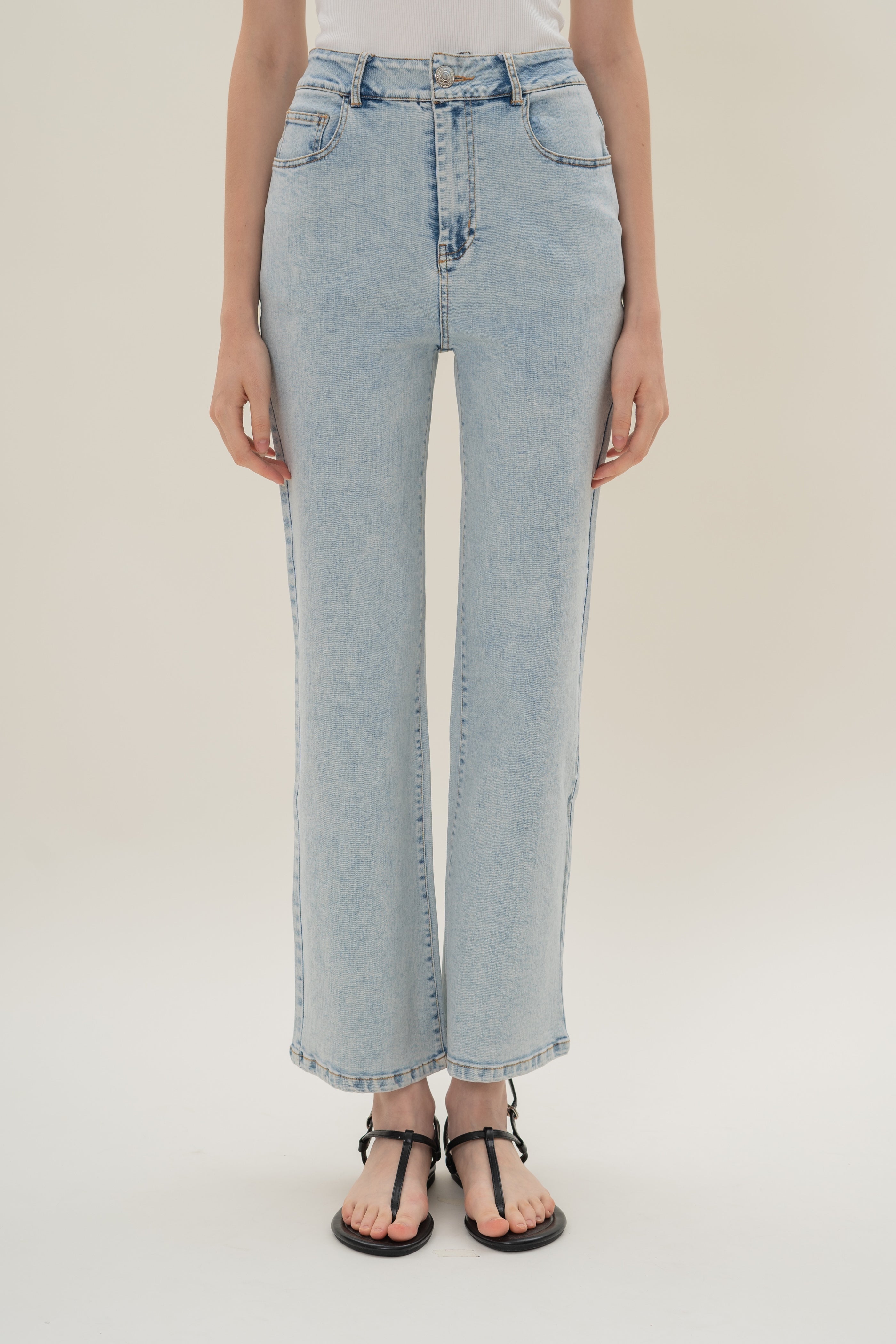 Studios Classic Straight Cut Stretch Jeans in Light Wash