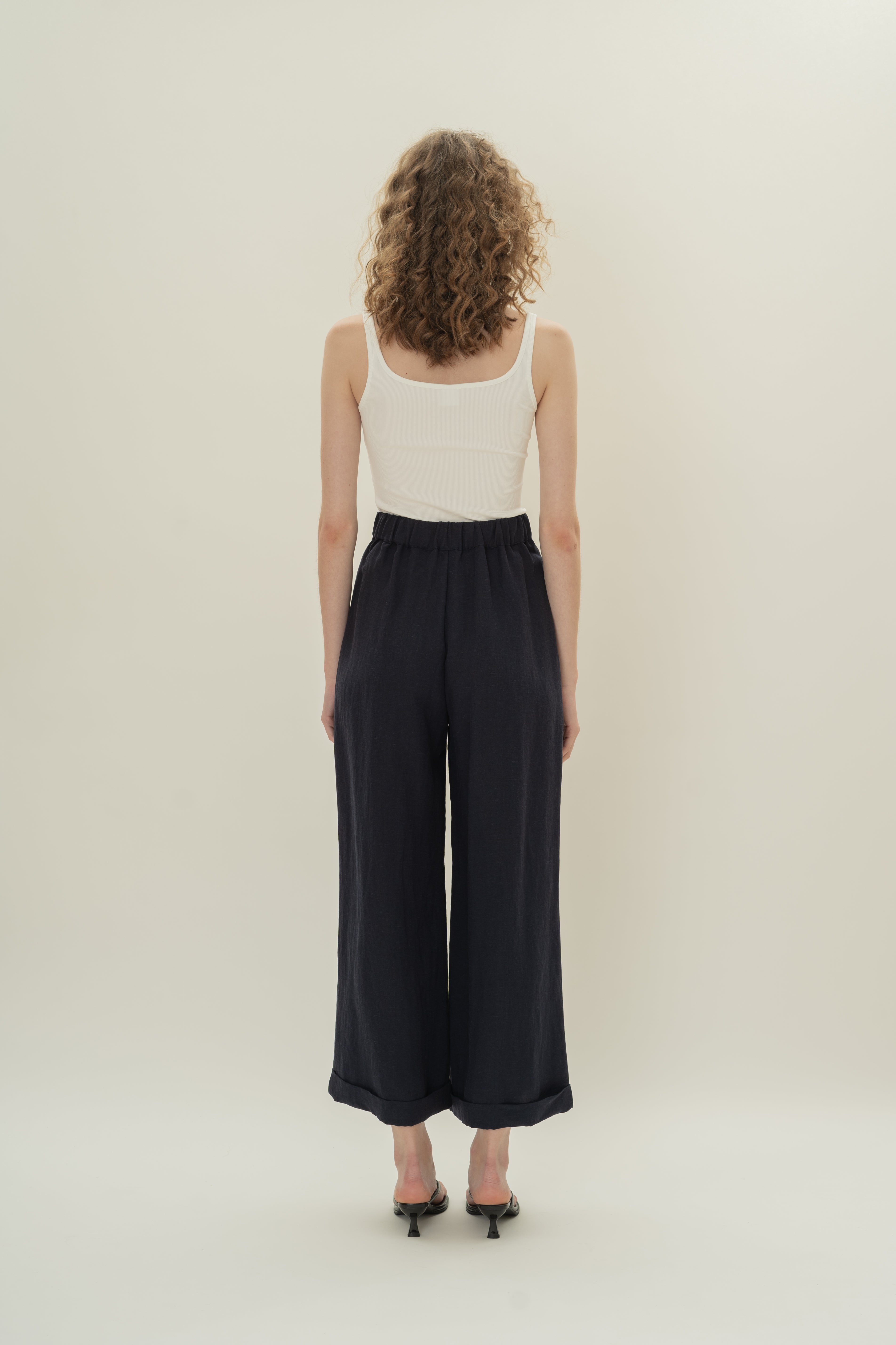 Wide-Leg Pleated Pants in Dark Navy