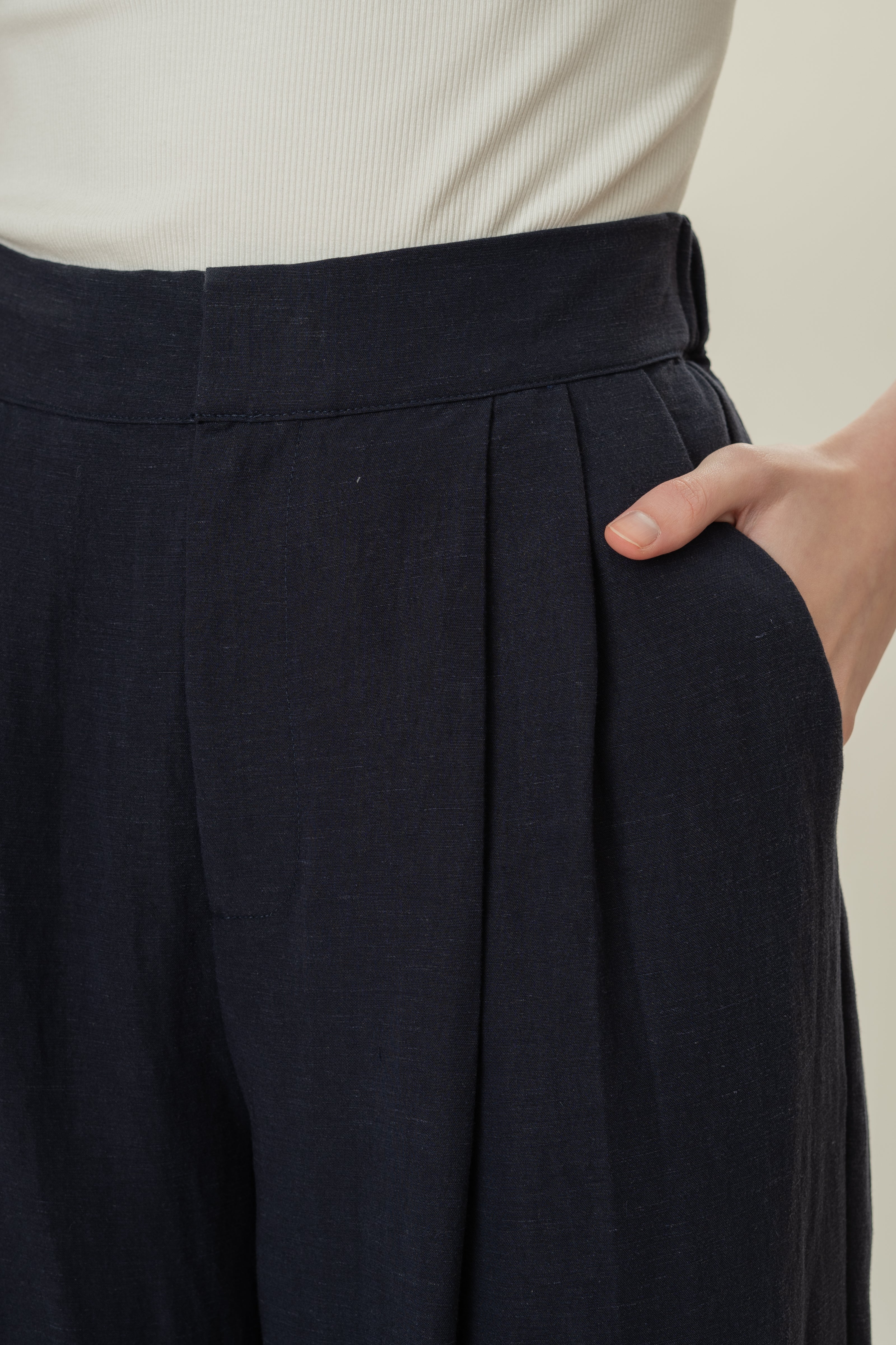Wide-Leg Pleated Pants in Dark Navy