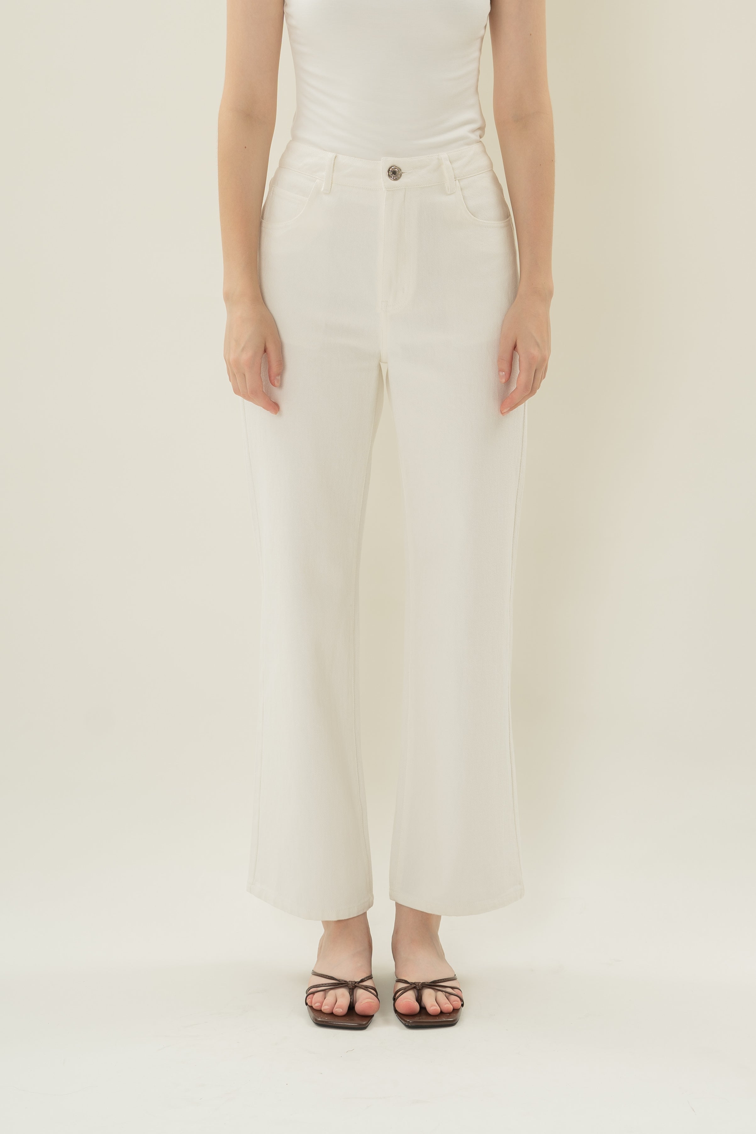 Studios Classic Straight Cut Jeans in White