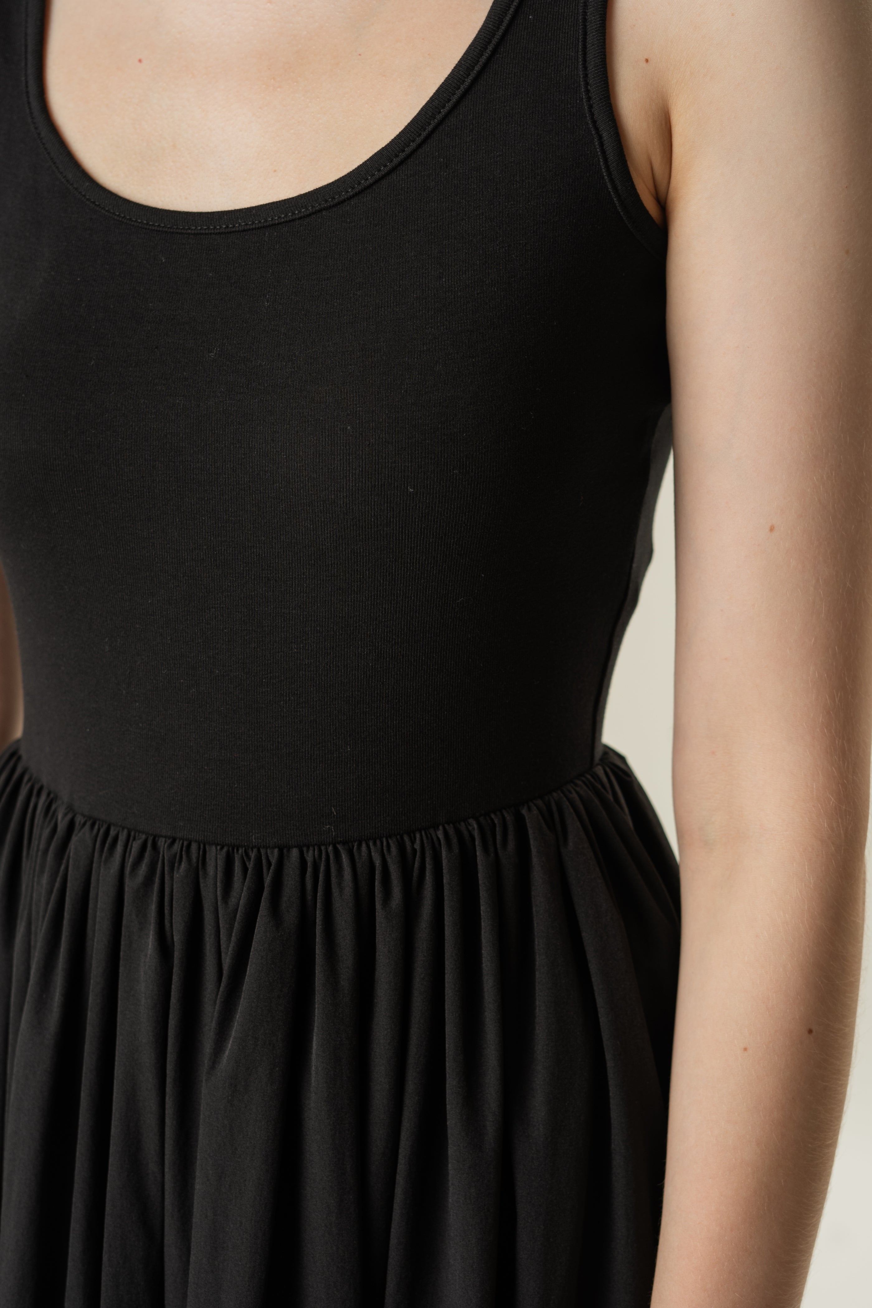 Scoop Neck Contrast Panel Midi Dress in Black