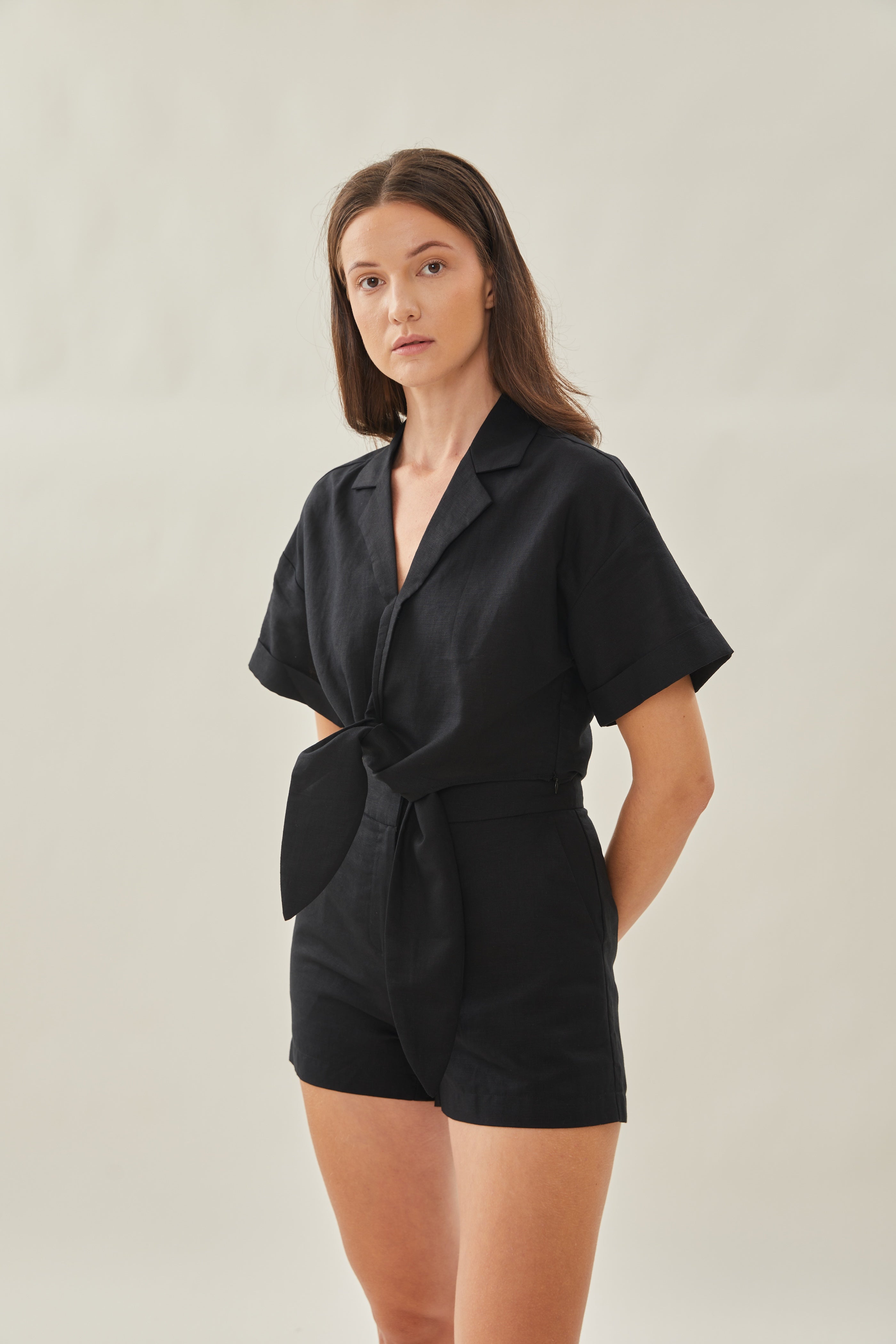 Classic Linen Shorts in Black