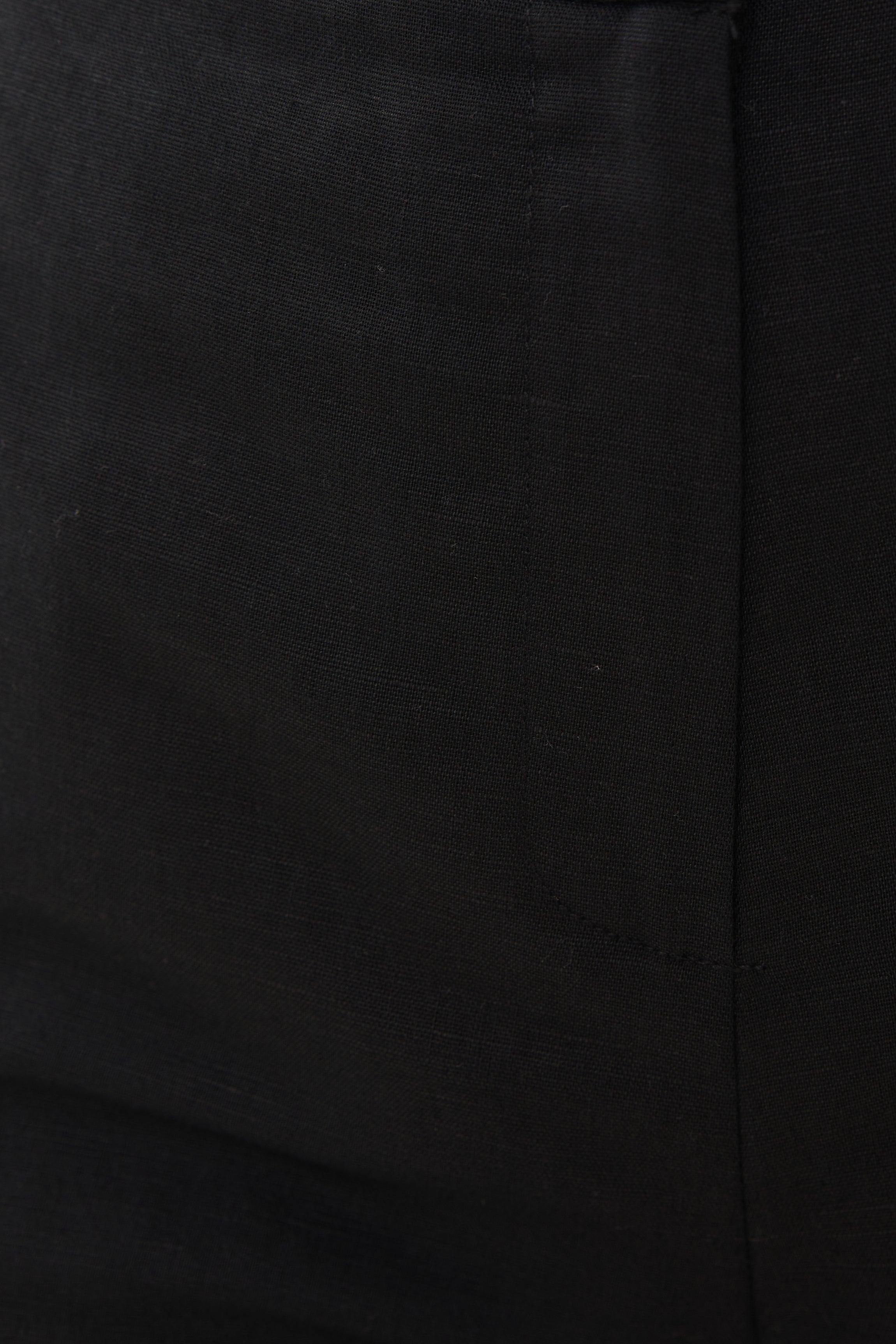 Classic Linen Shorts in Black