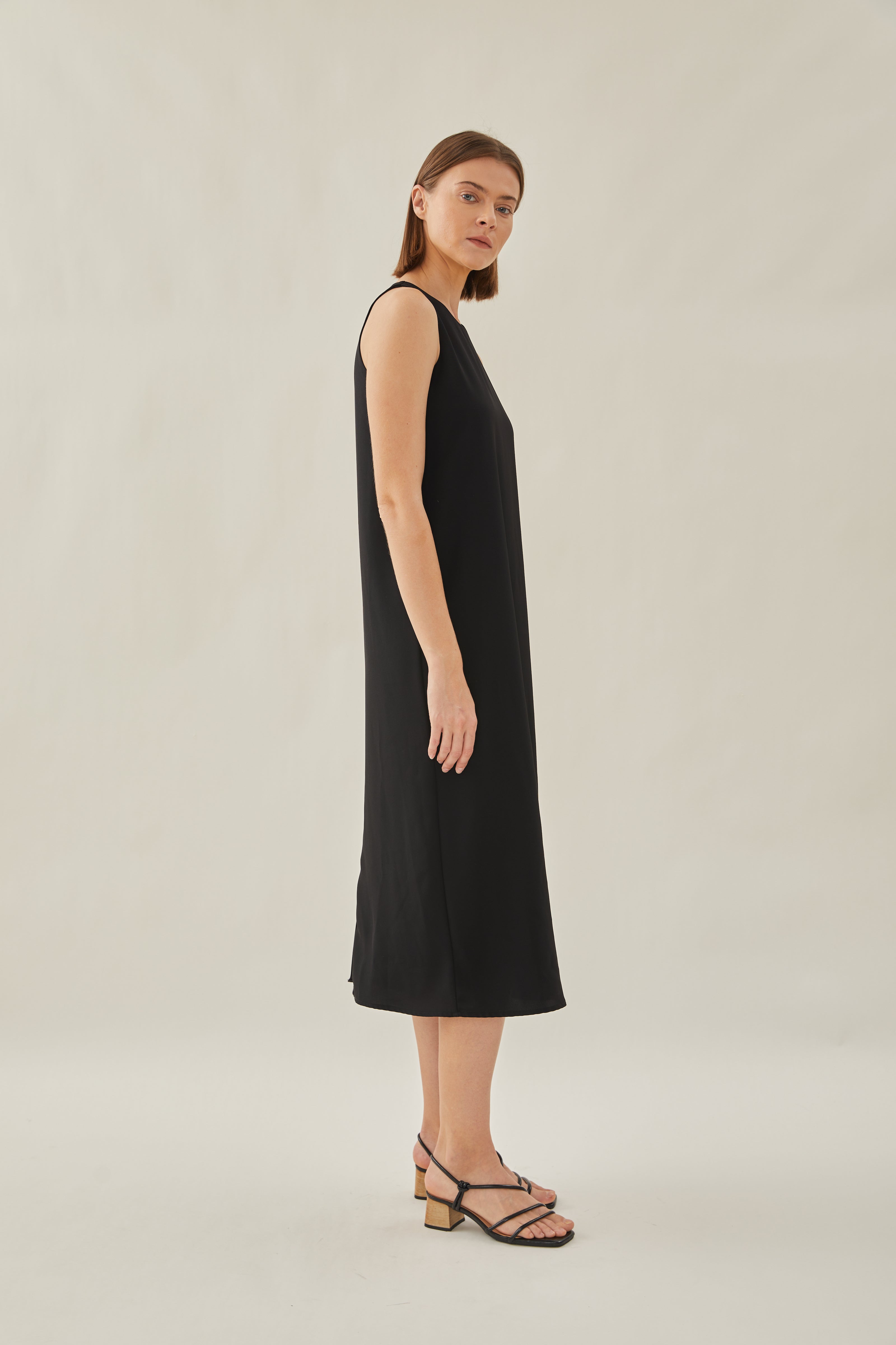 Round Neck Midi Dress in Black