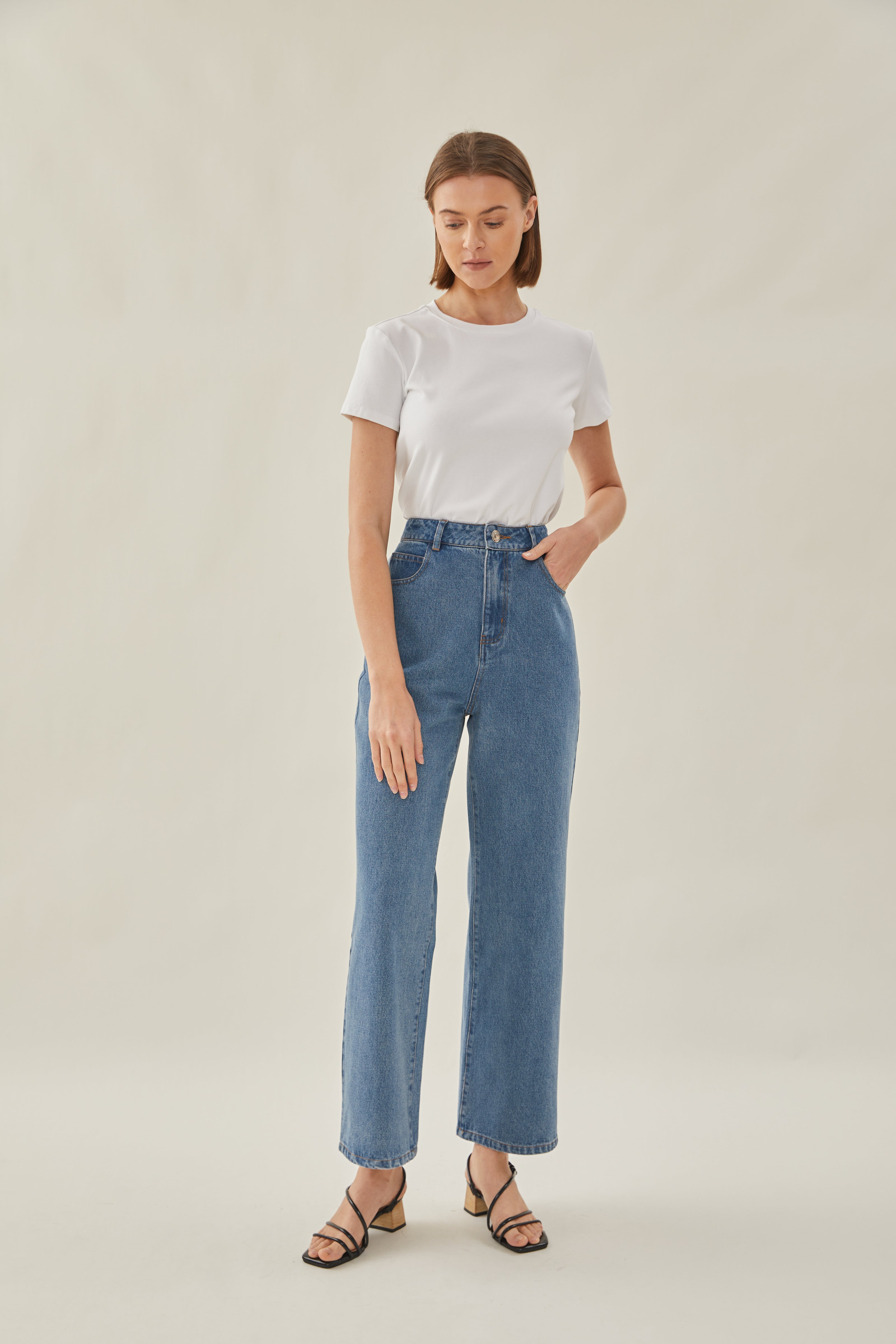 Lightweight Straight Jeans in Midwash