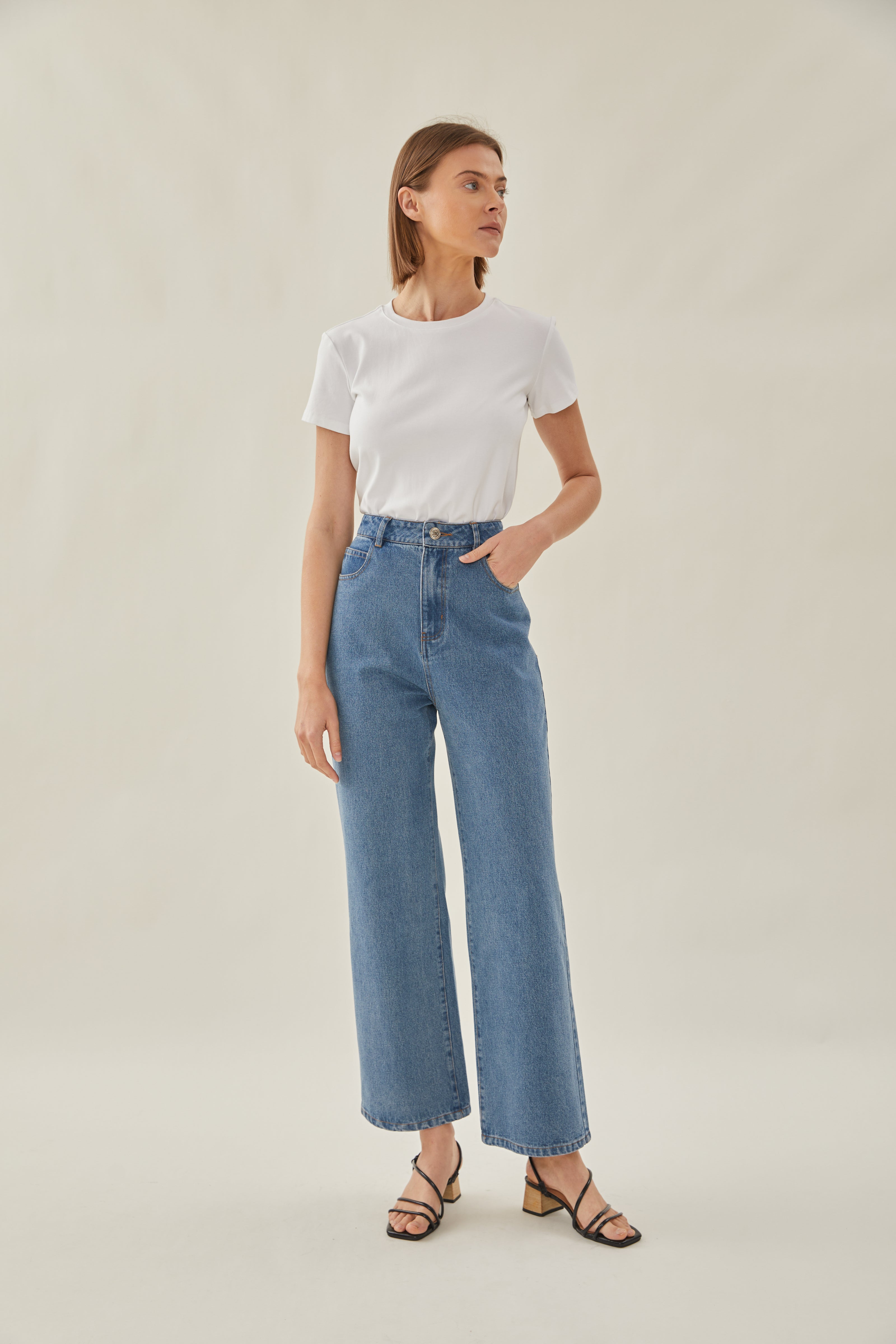 Lightweight Straight Jeans in Midwash