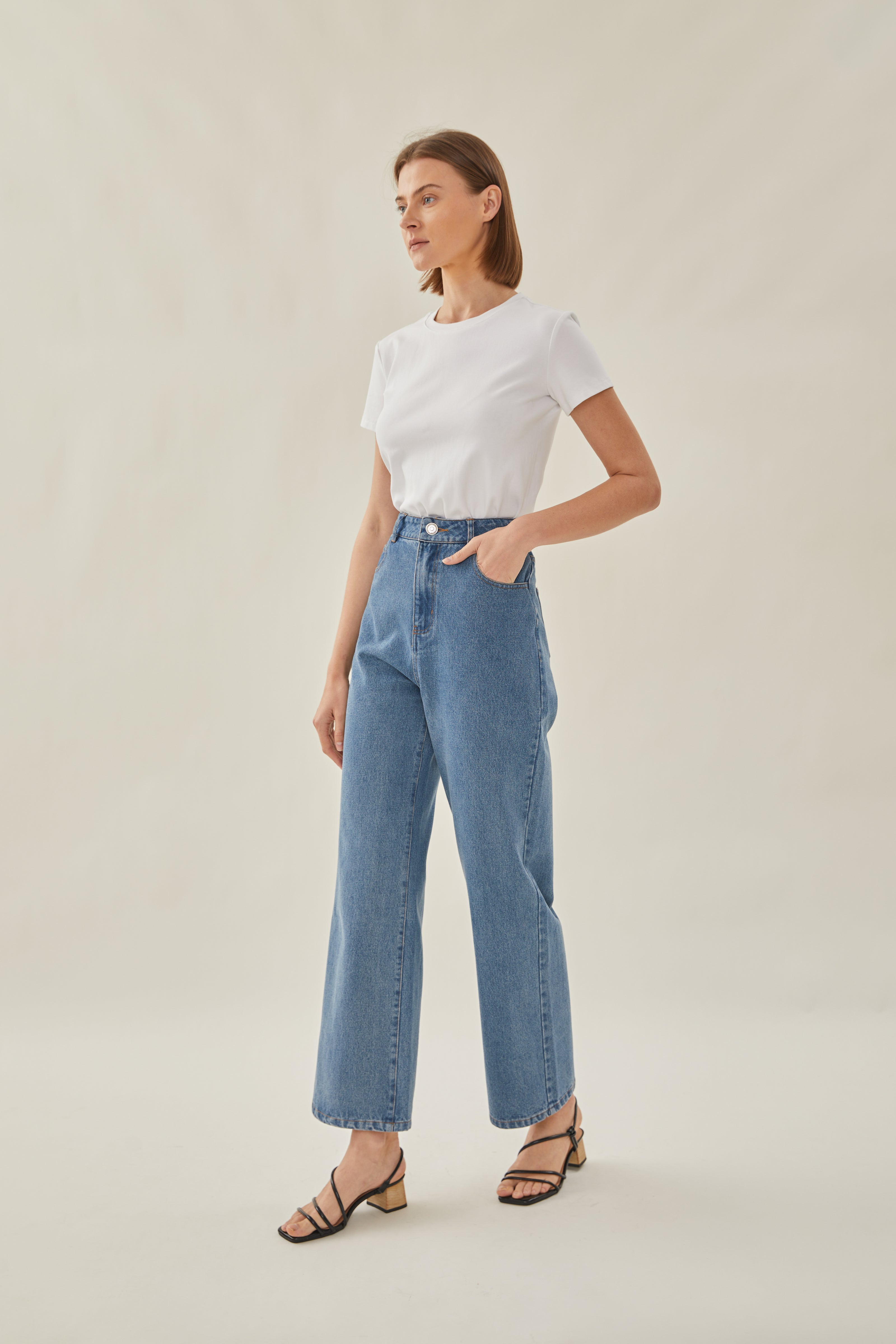 Lightweight Straight Jeans in Midwash