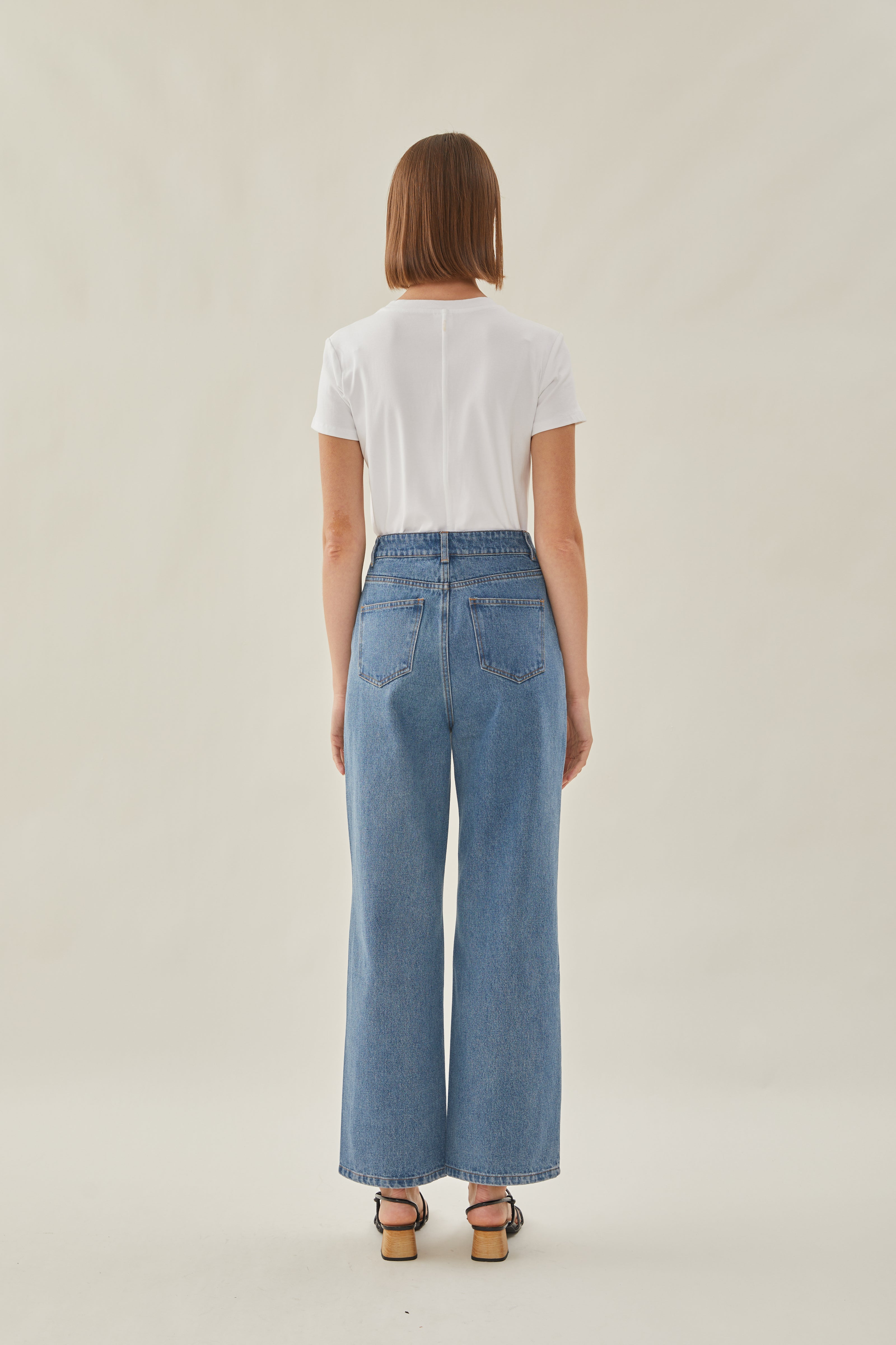 Lightweight Straight Jeans in Midwash