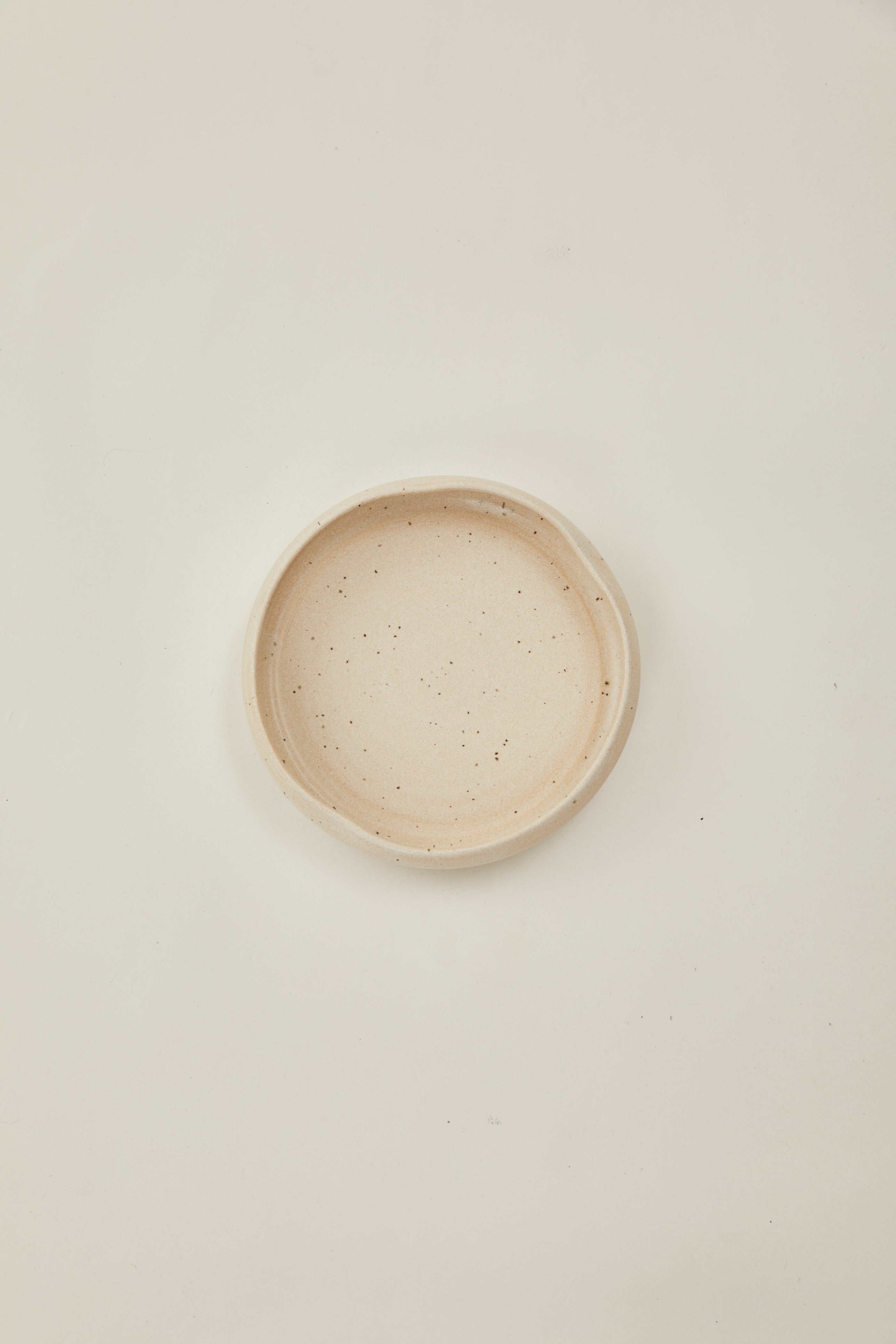 Rounded plate with Organic Rim in Sandstone