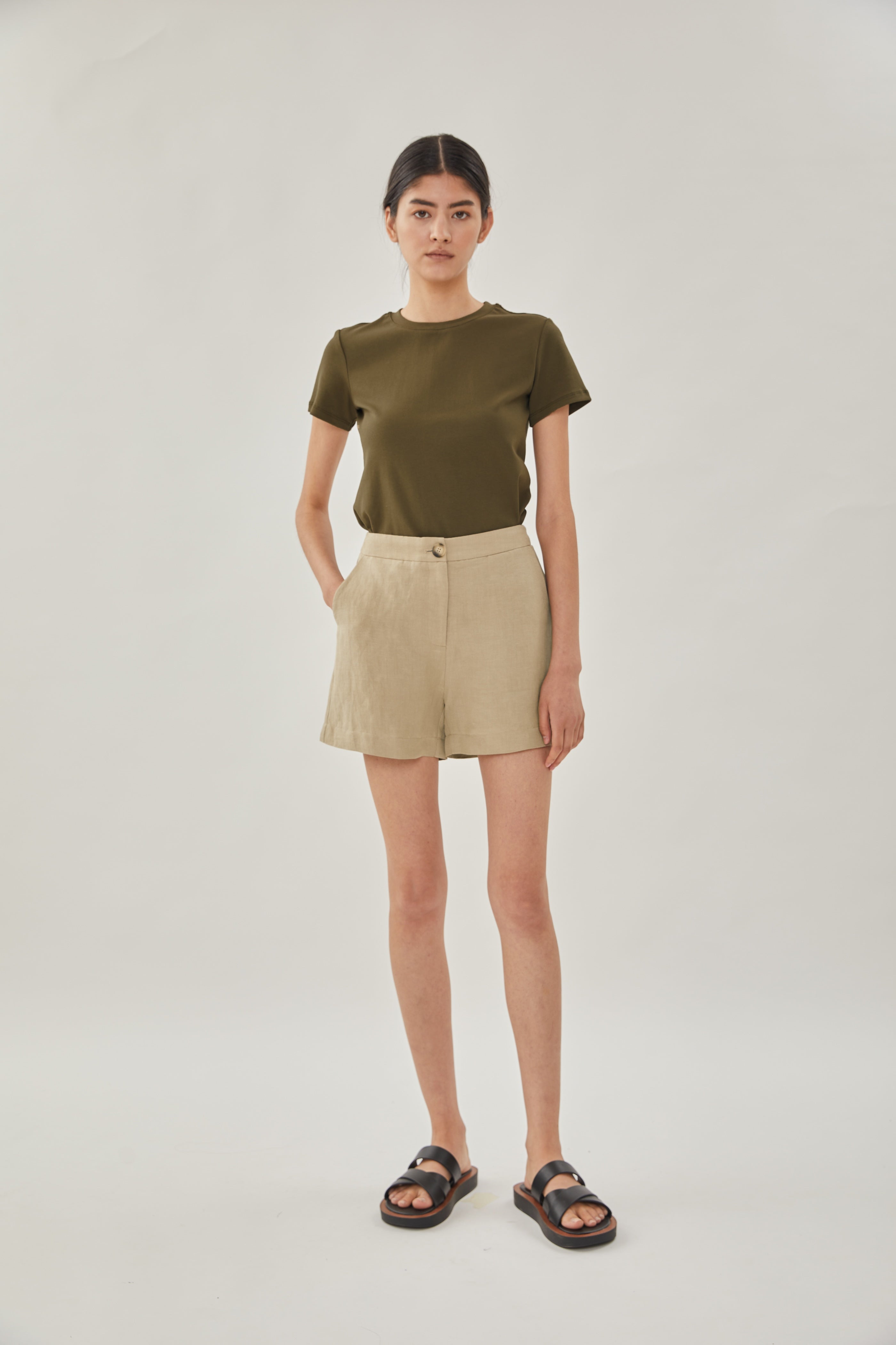 Relaxed Linen Shorts in Khaki