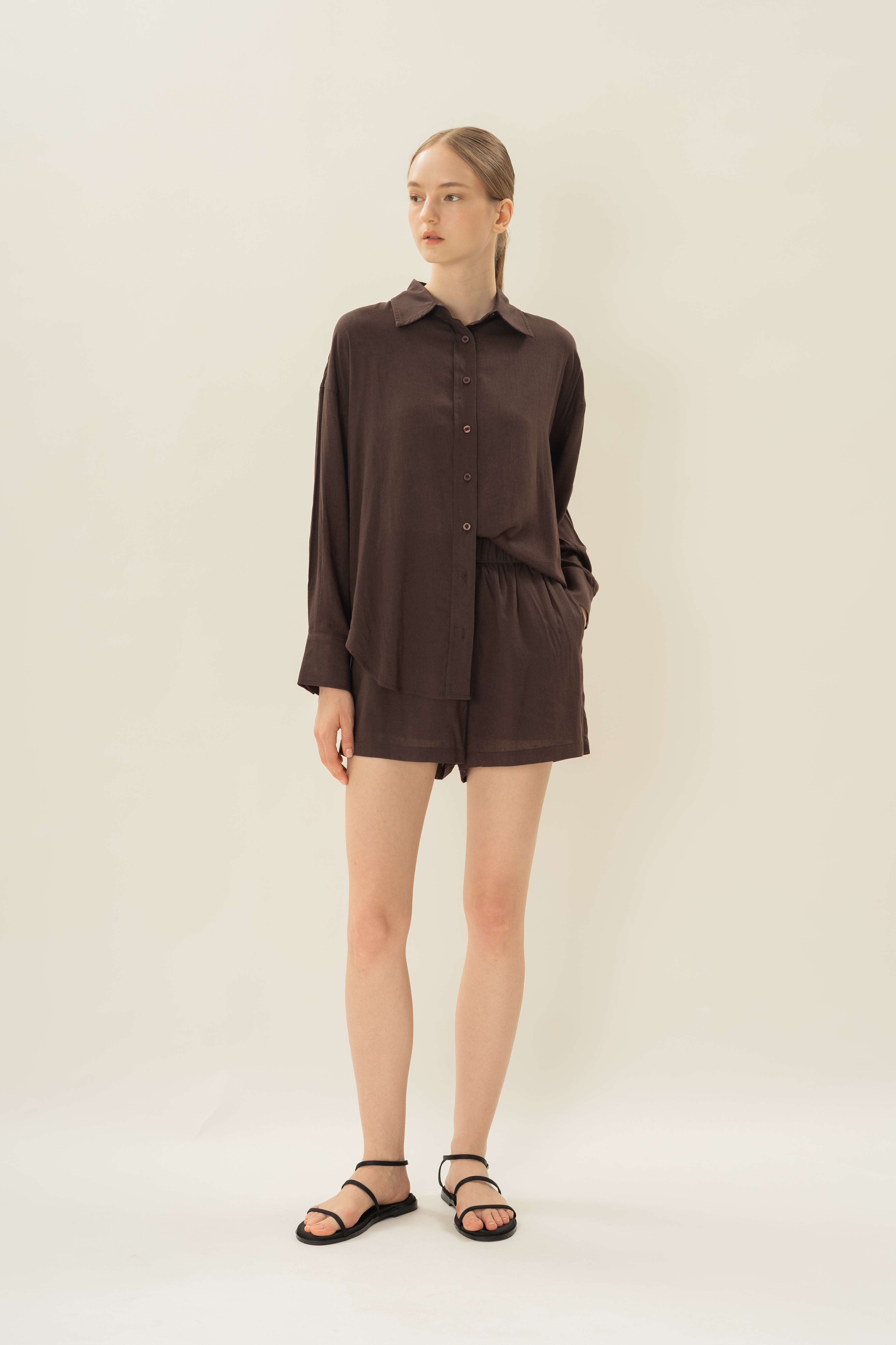 Linen Gathered Waist Shorts in Umber