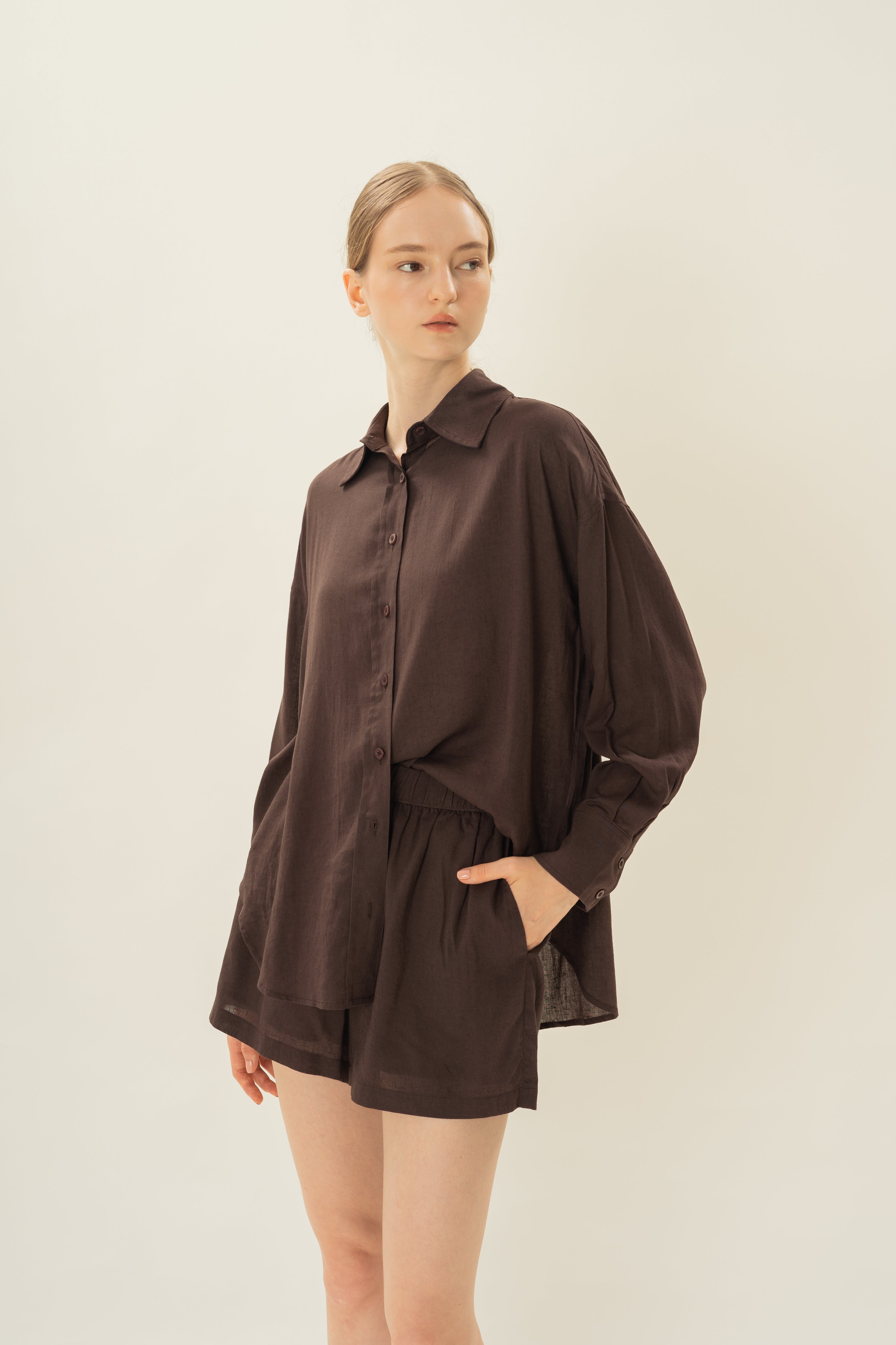 Linen Gathered Waist Shorts in Umber