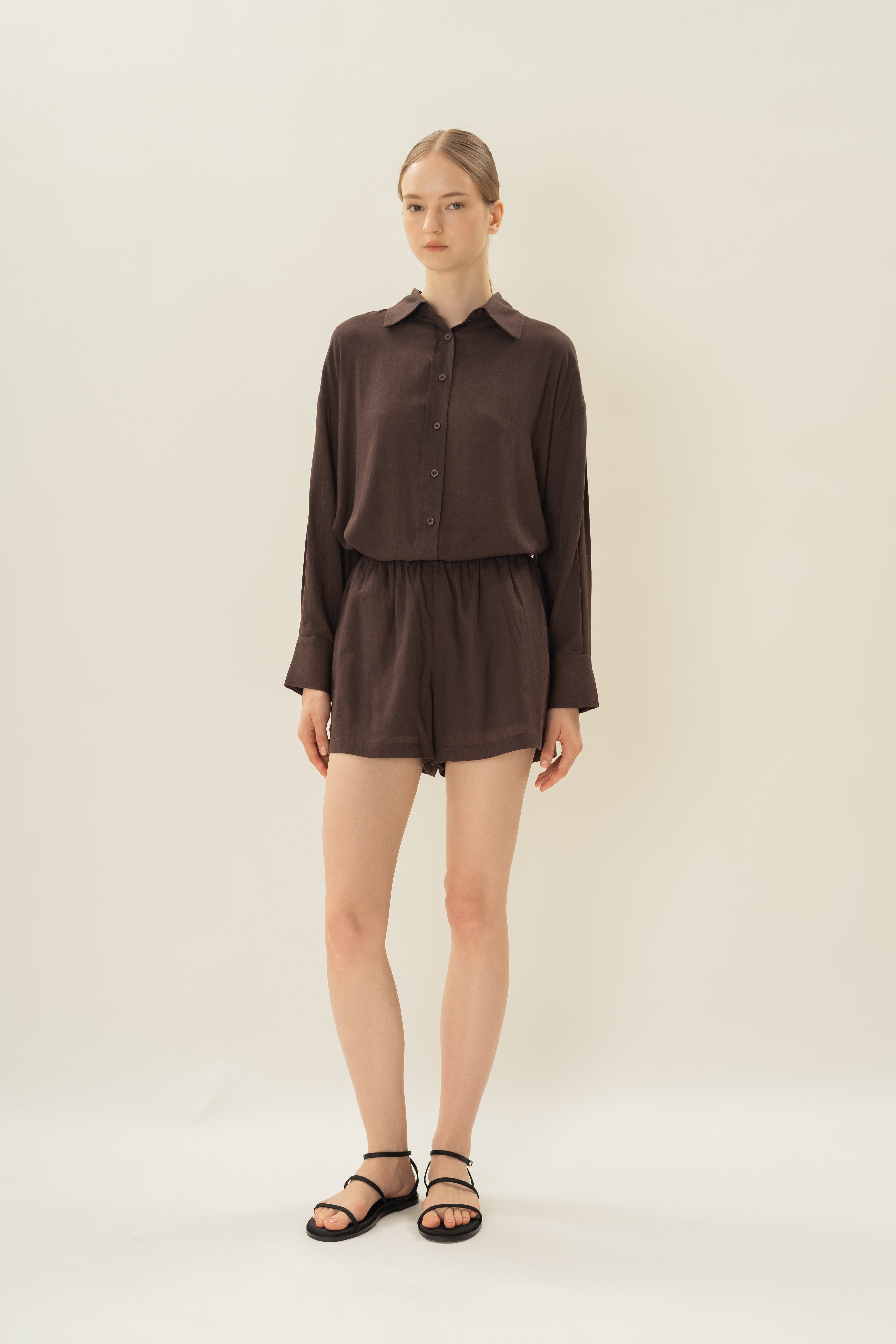 Linen Gathered Waist Shorts in Umber