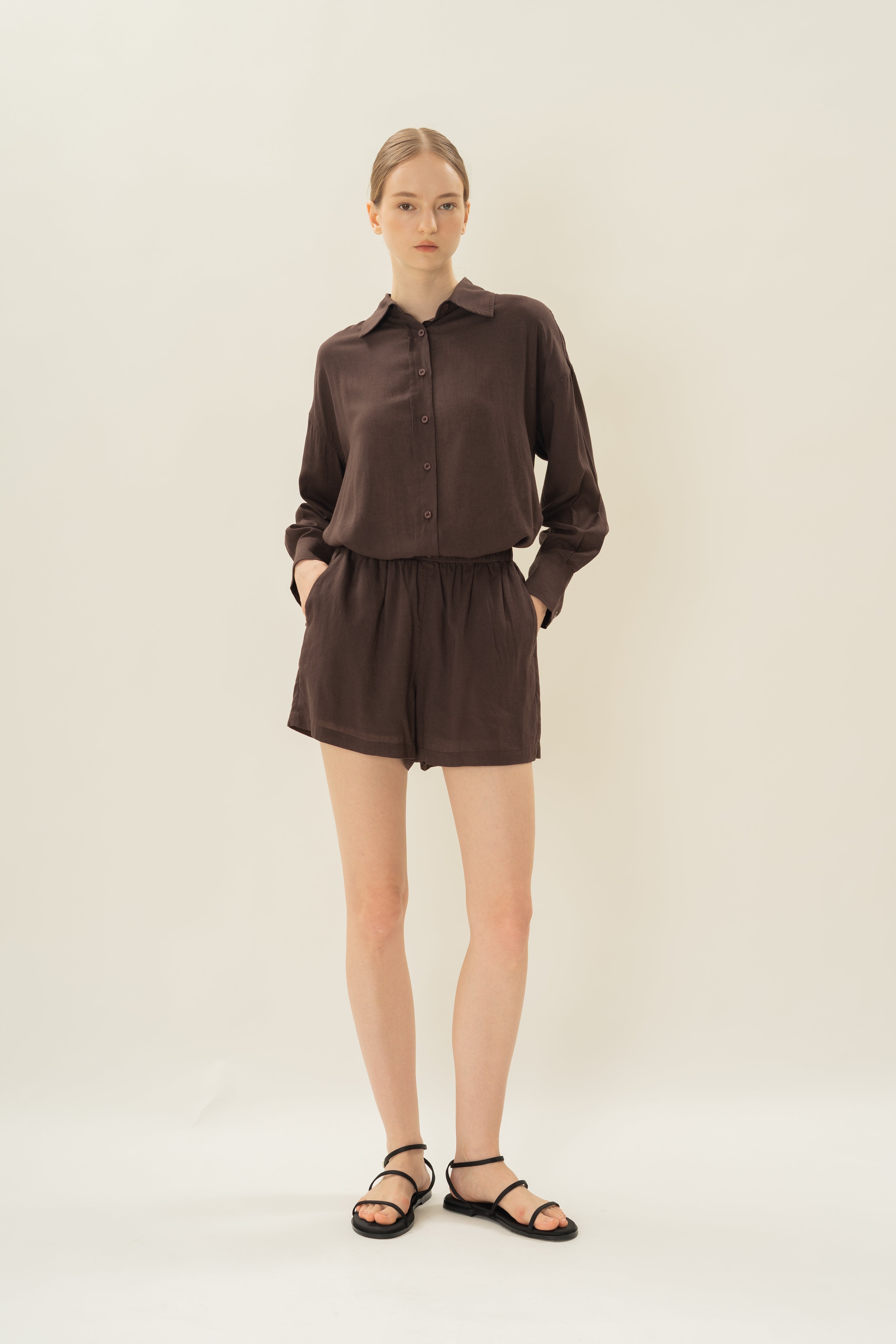 Linen Gathered Waist Shorts in Umber