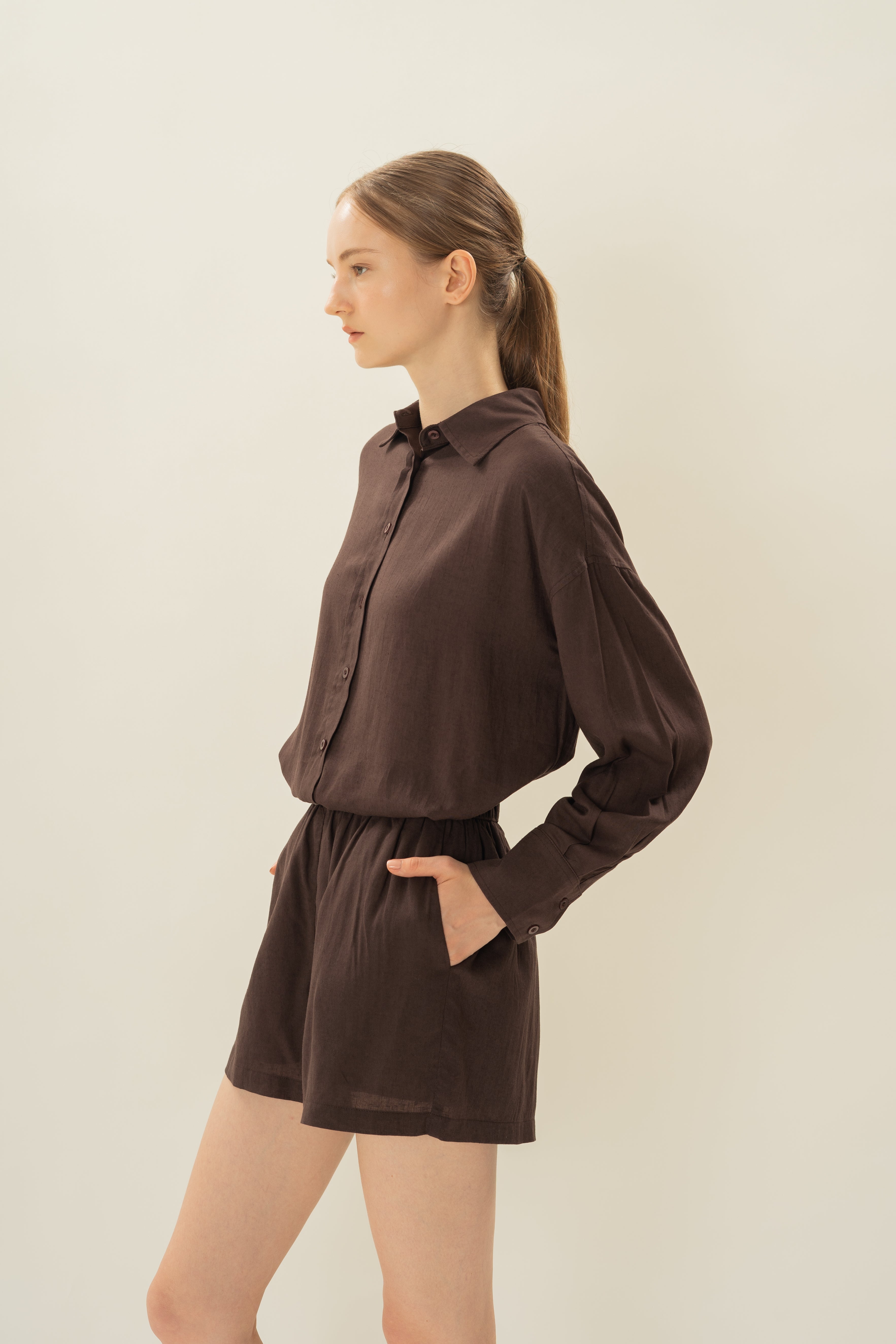Linen Gathered Waist Shorts in Umber