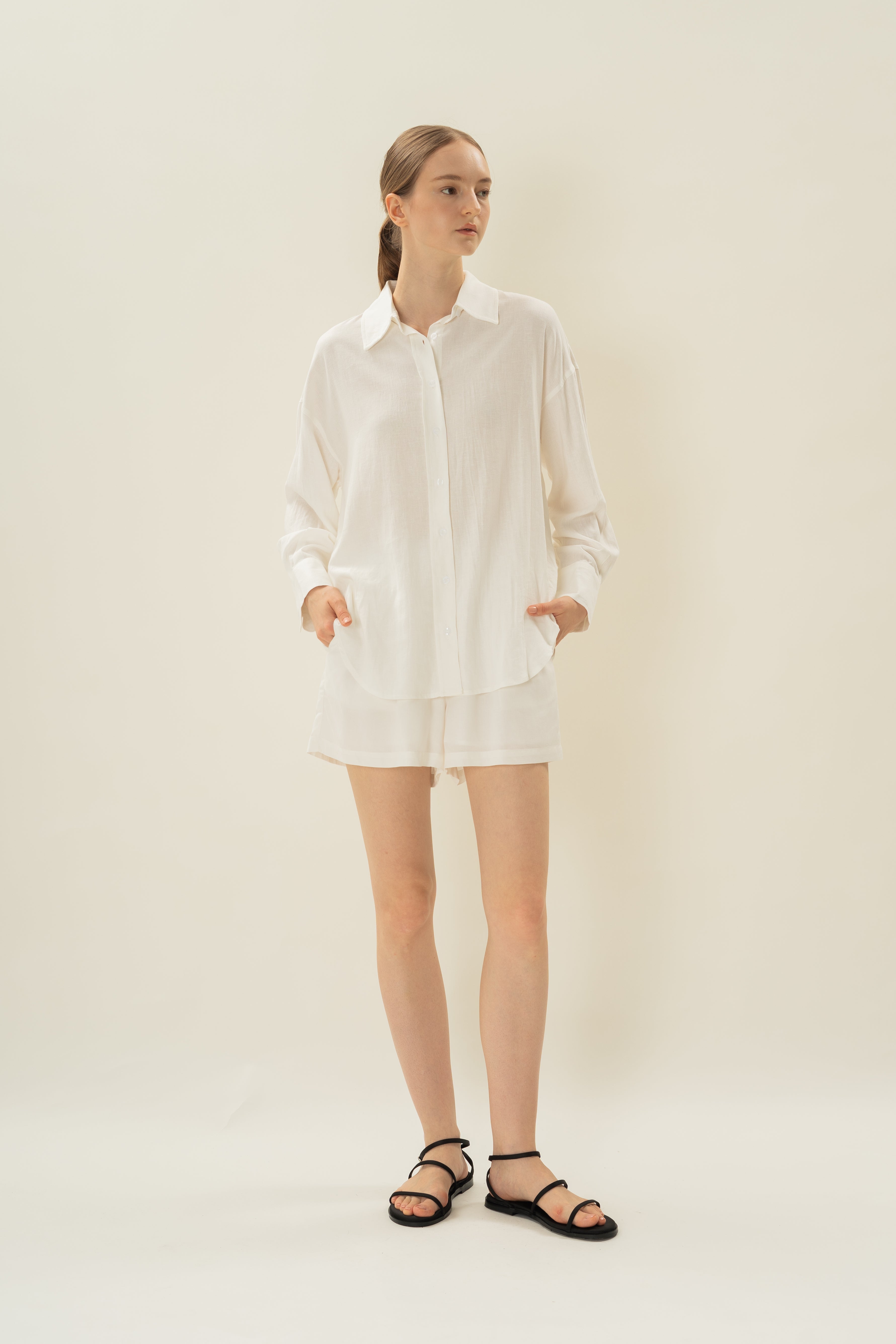 Linen Gathered Waist Shorts in White