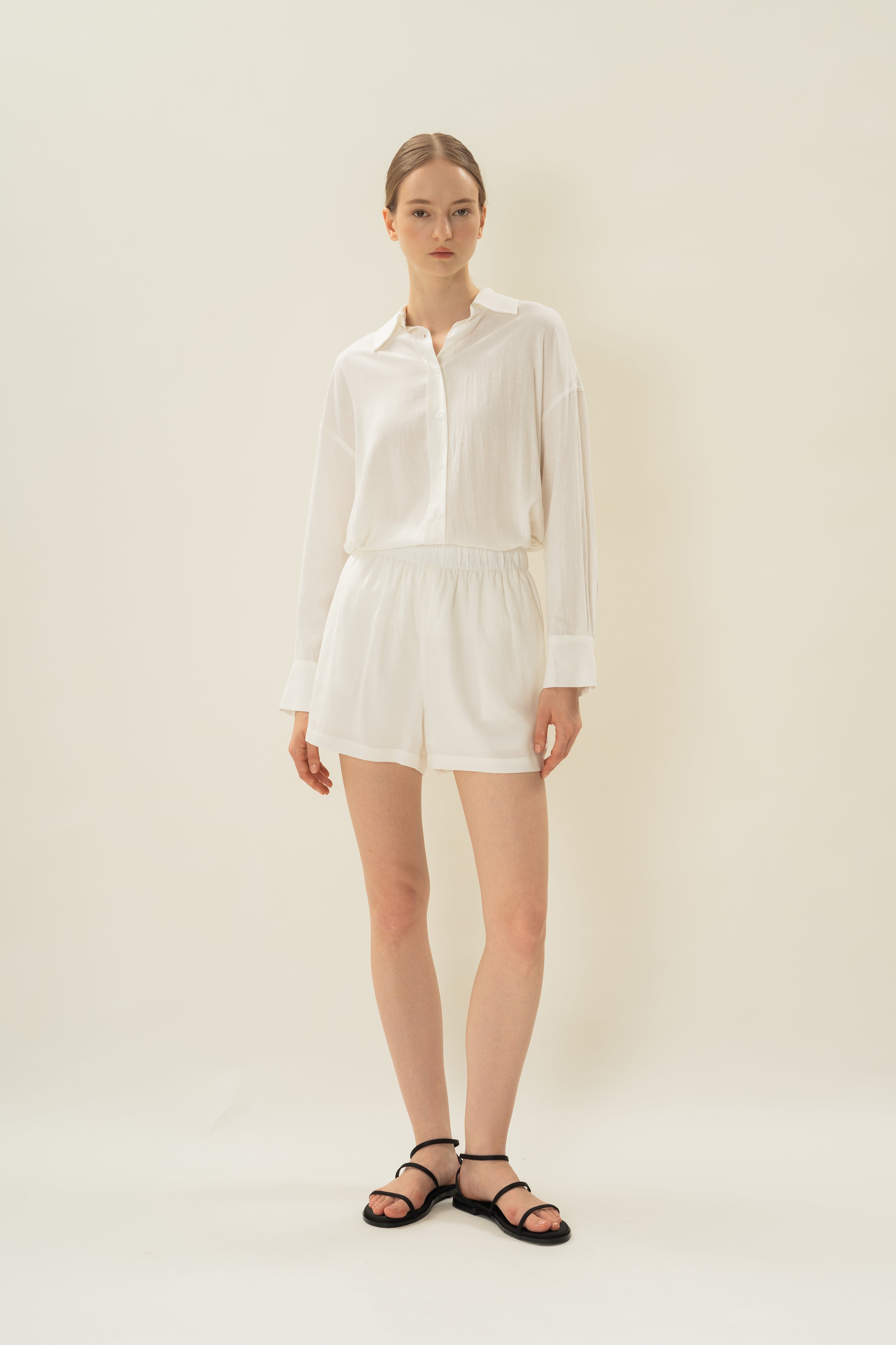 Linen Gathered Waist Shorts in White