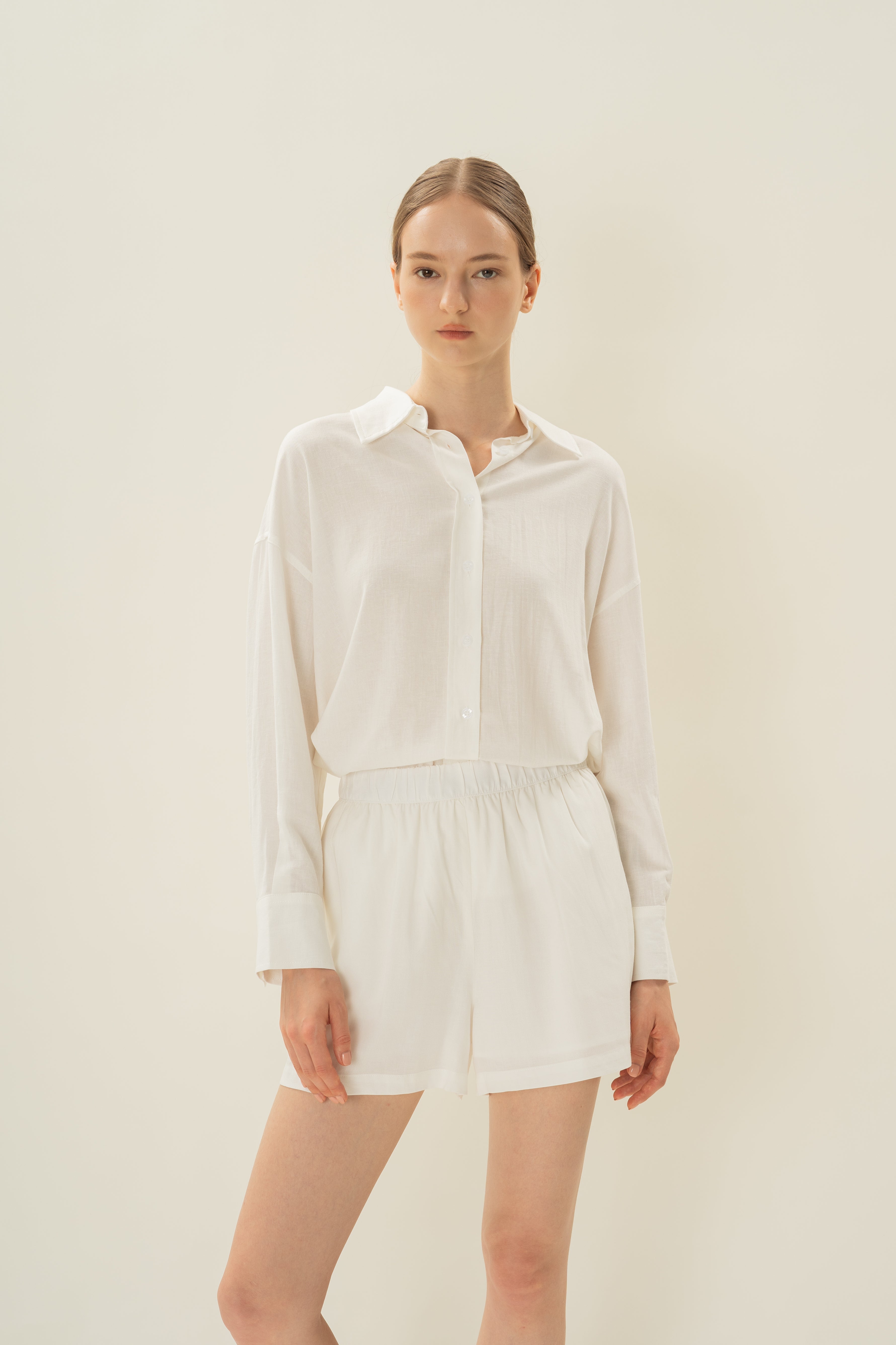 Linen Gathered Waist Shorts in White
