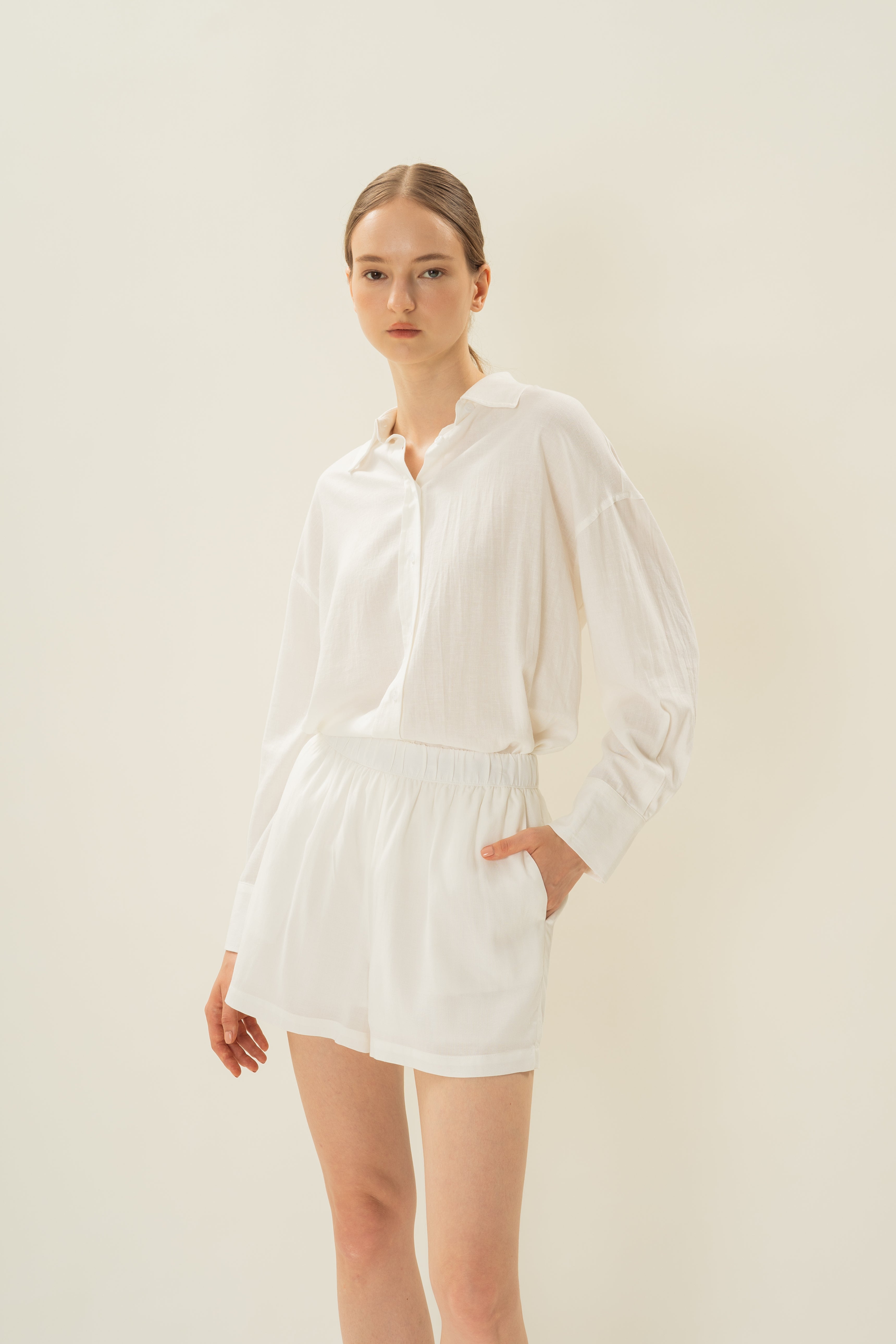 Linen Gathered Waist Shorts in White
