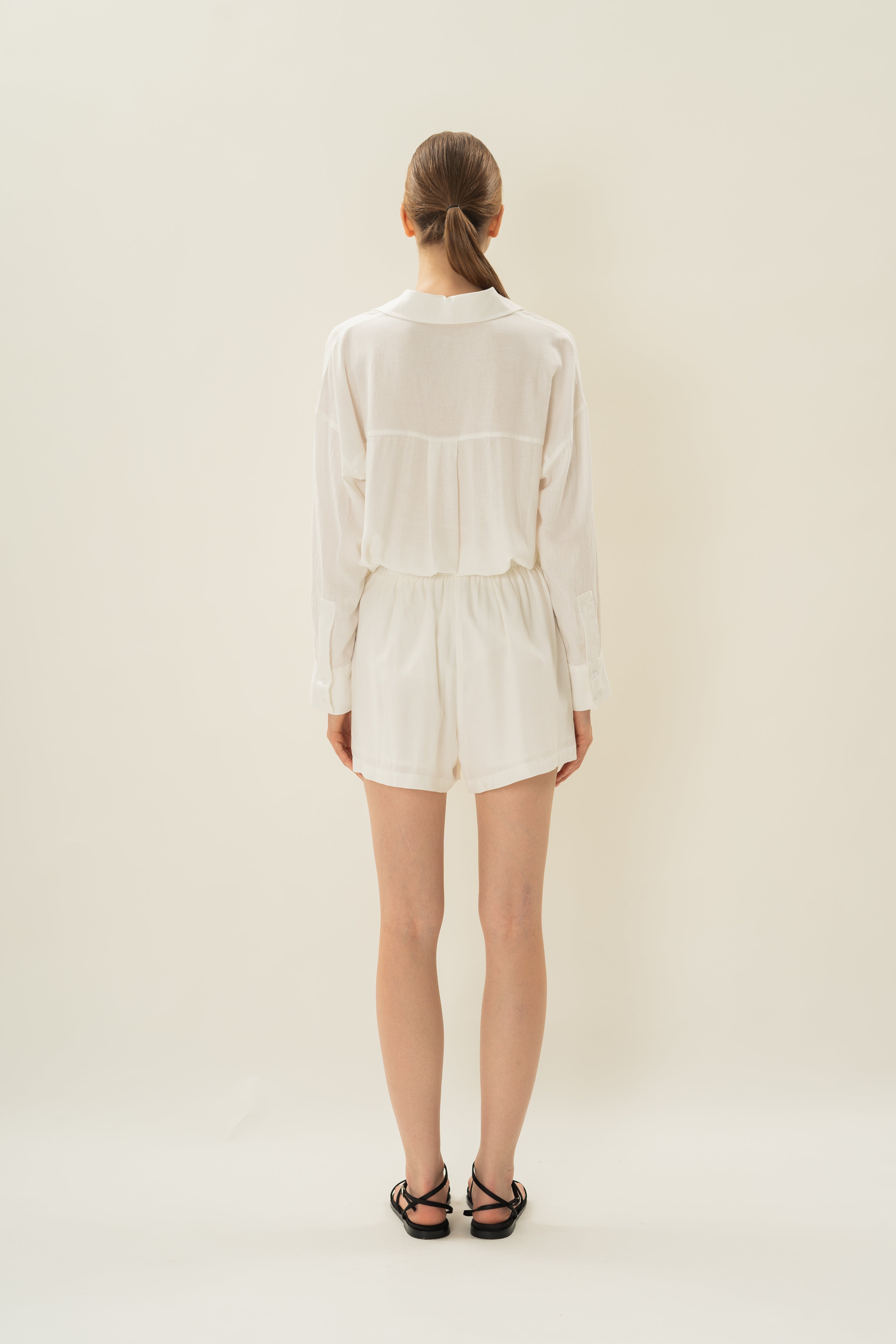 Linen Gathered Waist Shorts in White