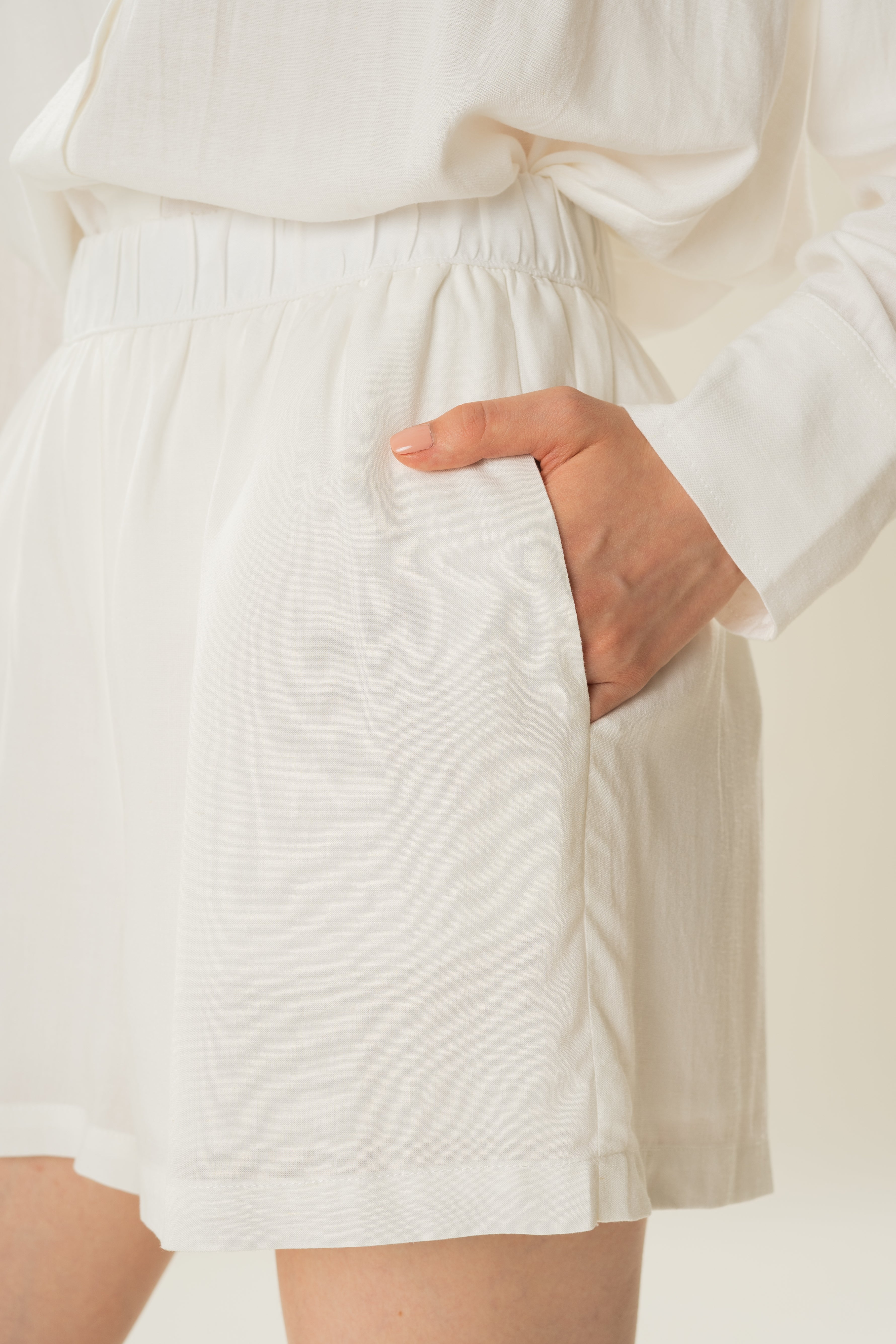 Linen Gathered Waist Shorts in White