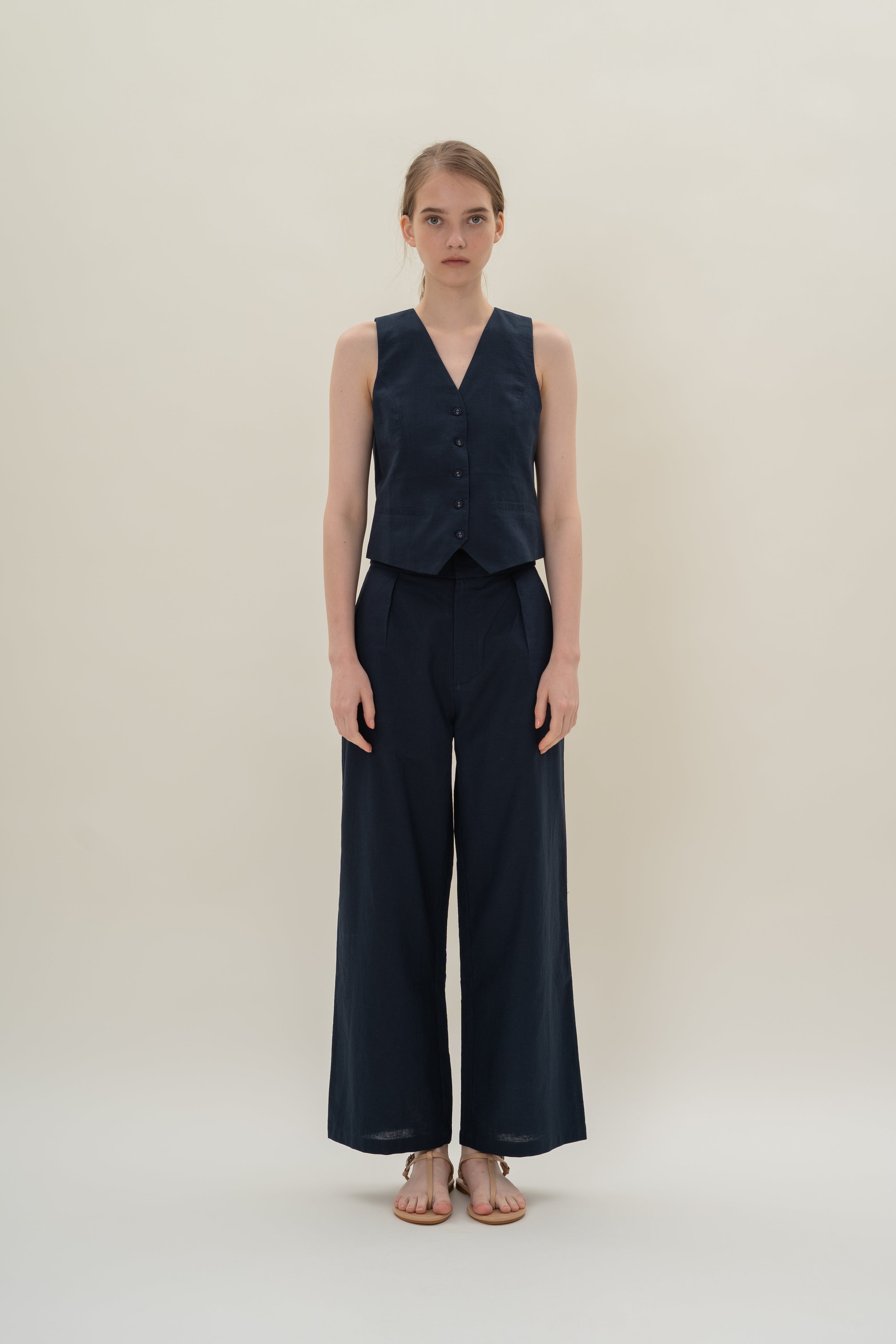Textured Linen Pleated Trouser in Midnight