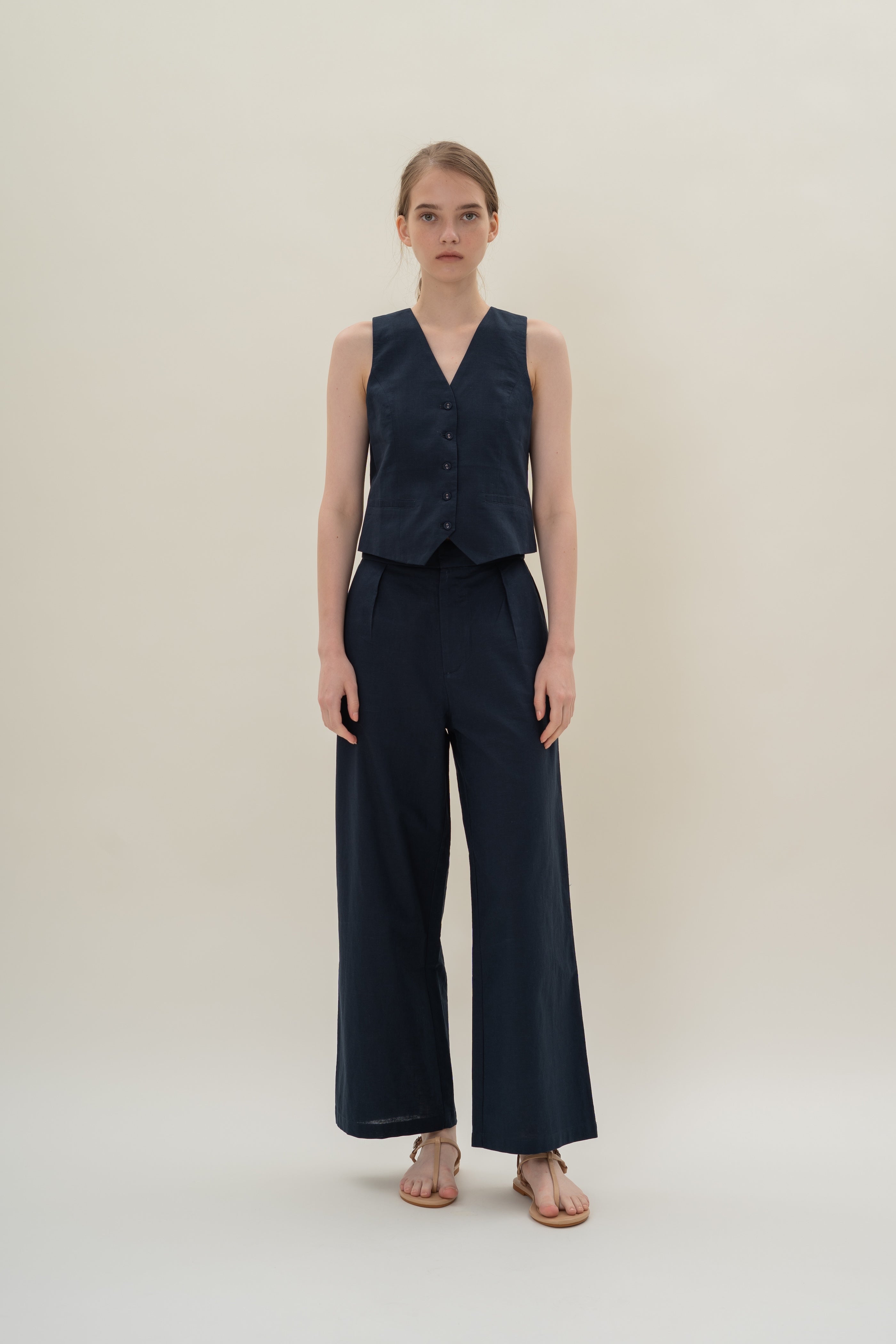 Textured Linen Pleated Trouser in Midnight