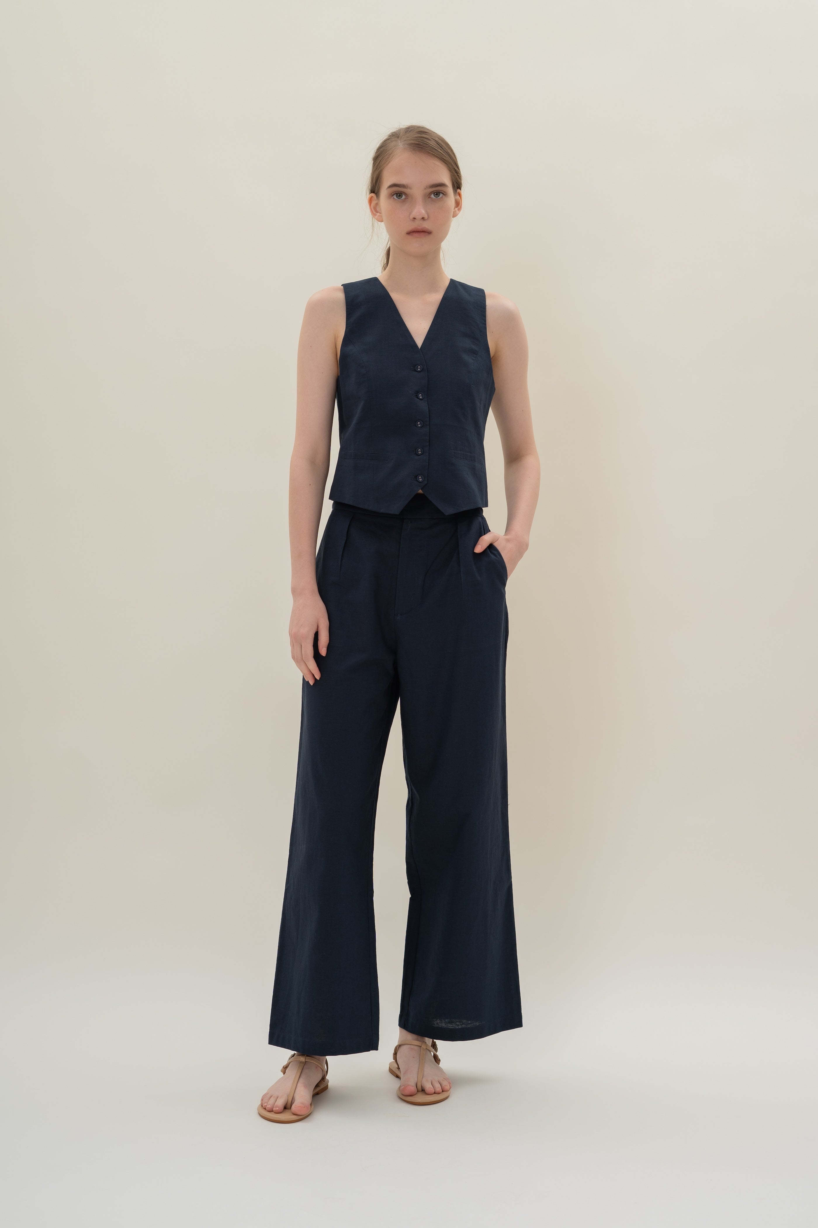 Textured Linen Pleated Trouser in Midnight