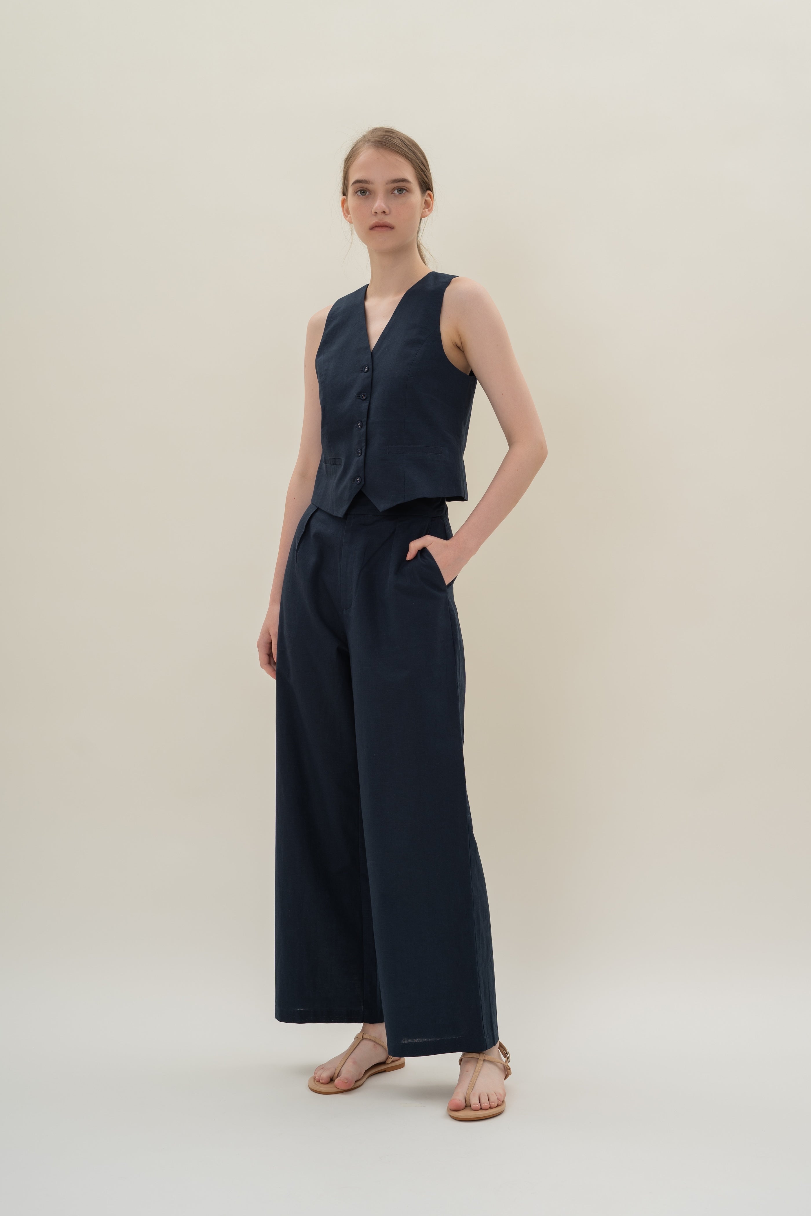 Textured Linen Pleated Trouser in Midnight