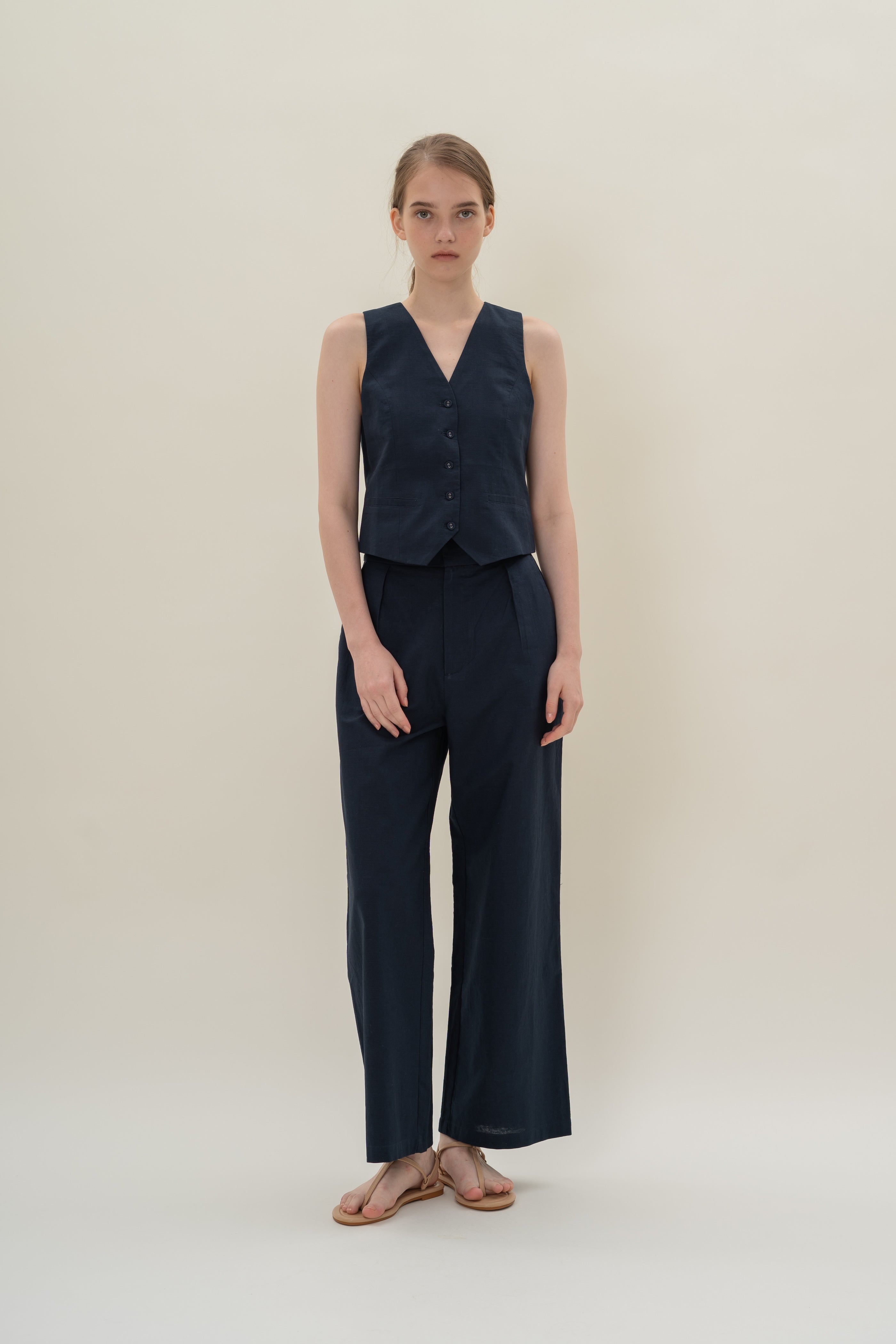 Textured Linen Pleated Trouser in Midnight