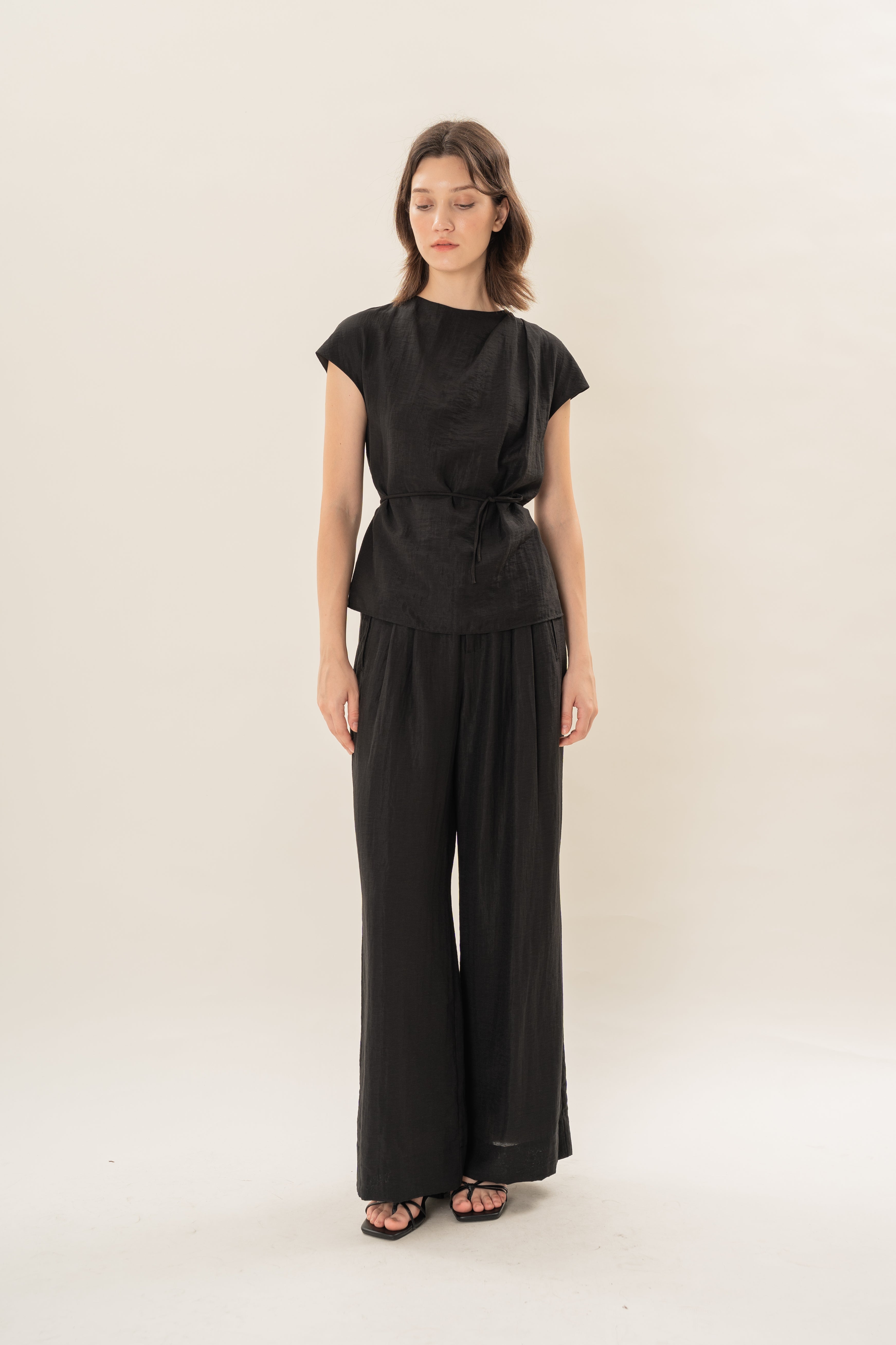 Relaxed Wide Leg Pants in Black