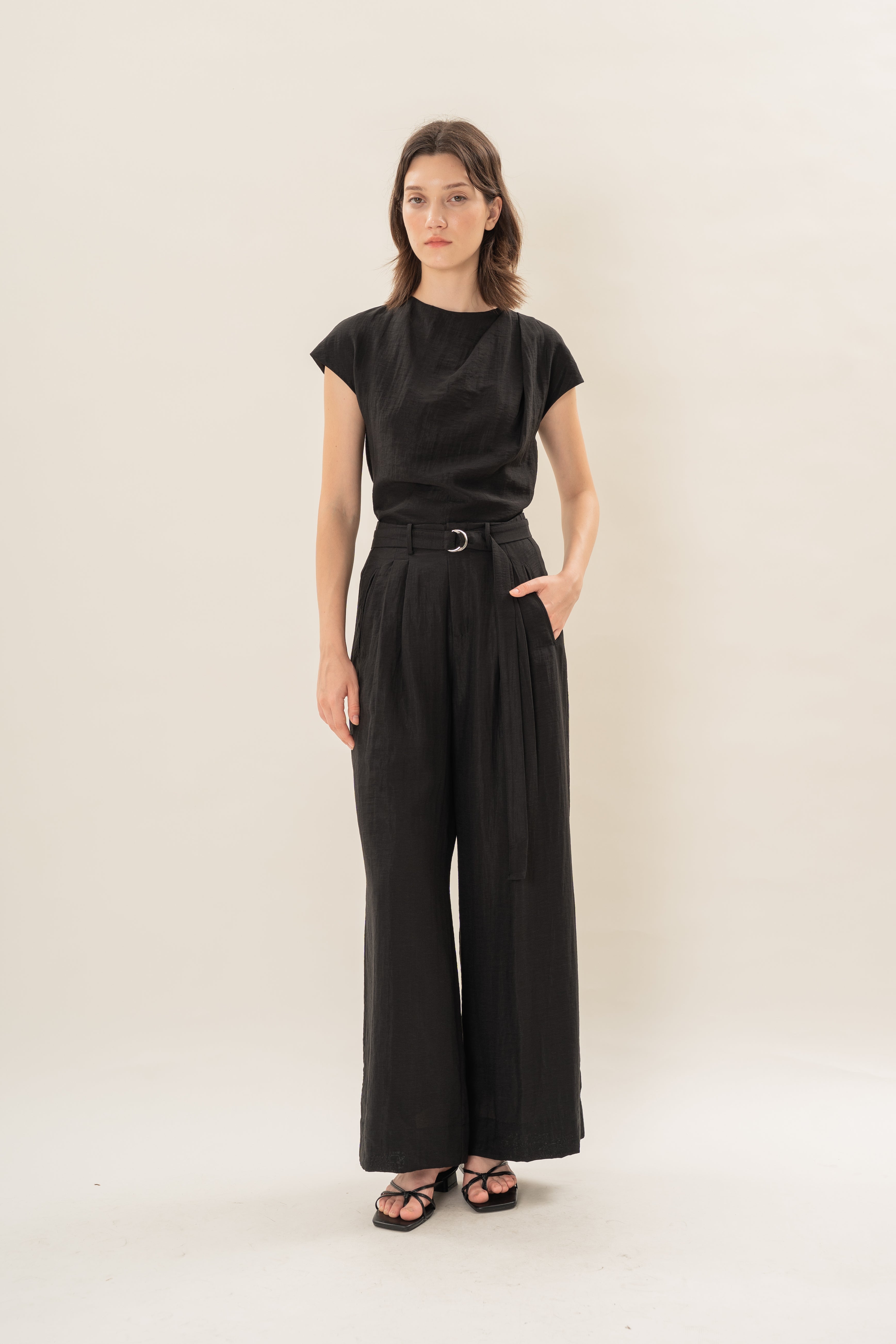 Relaxed Wide Leg Pants in Black