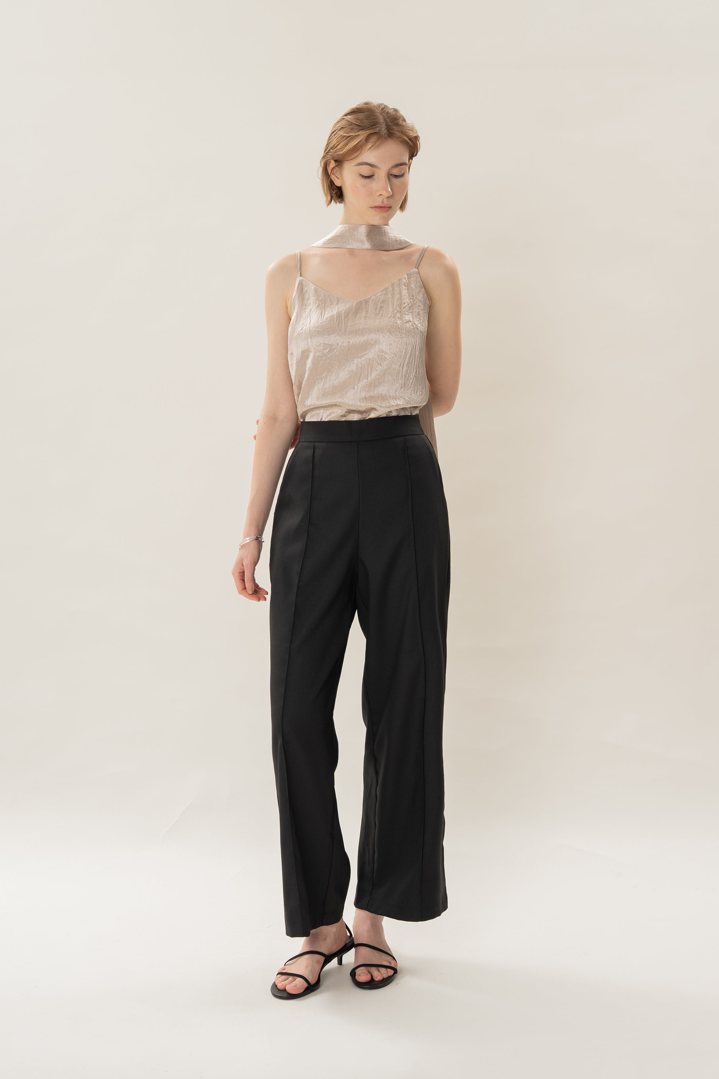 High Waisted Wide Legged Trousers W Foldlines in Black