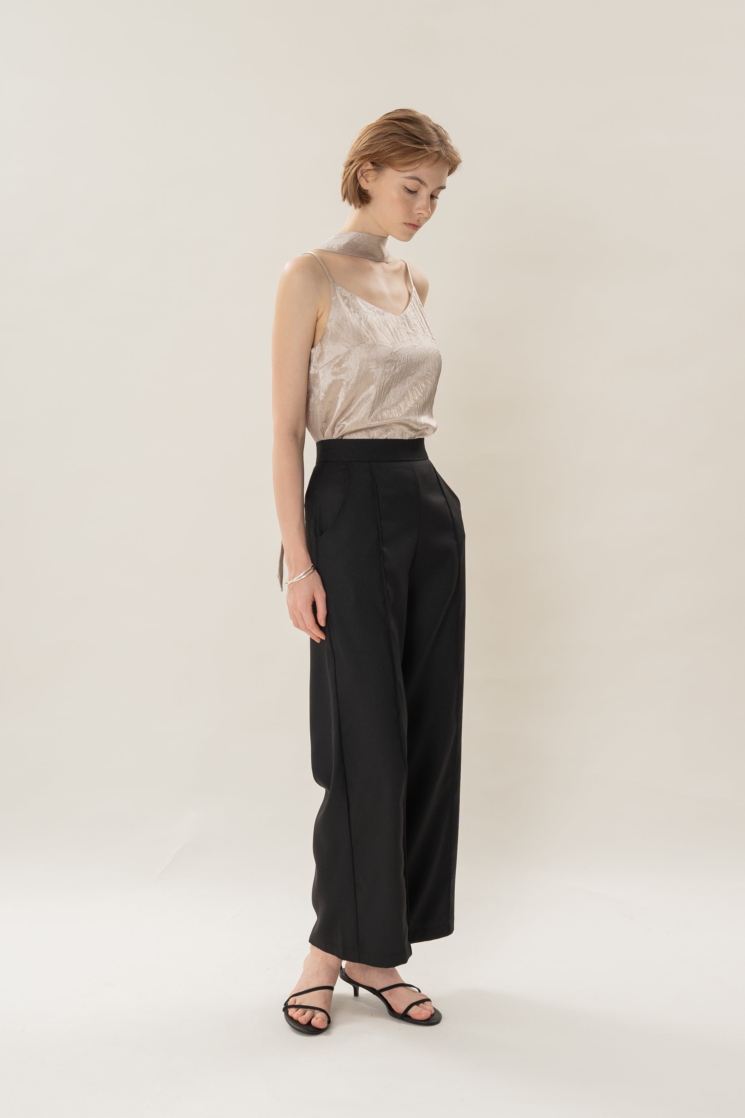High Waisted Wide Legged Trousers W Foldlines in Black