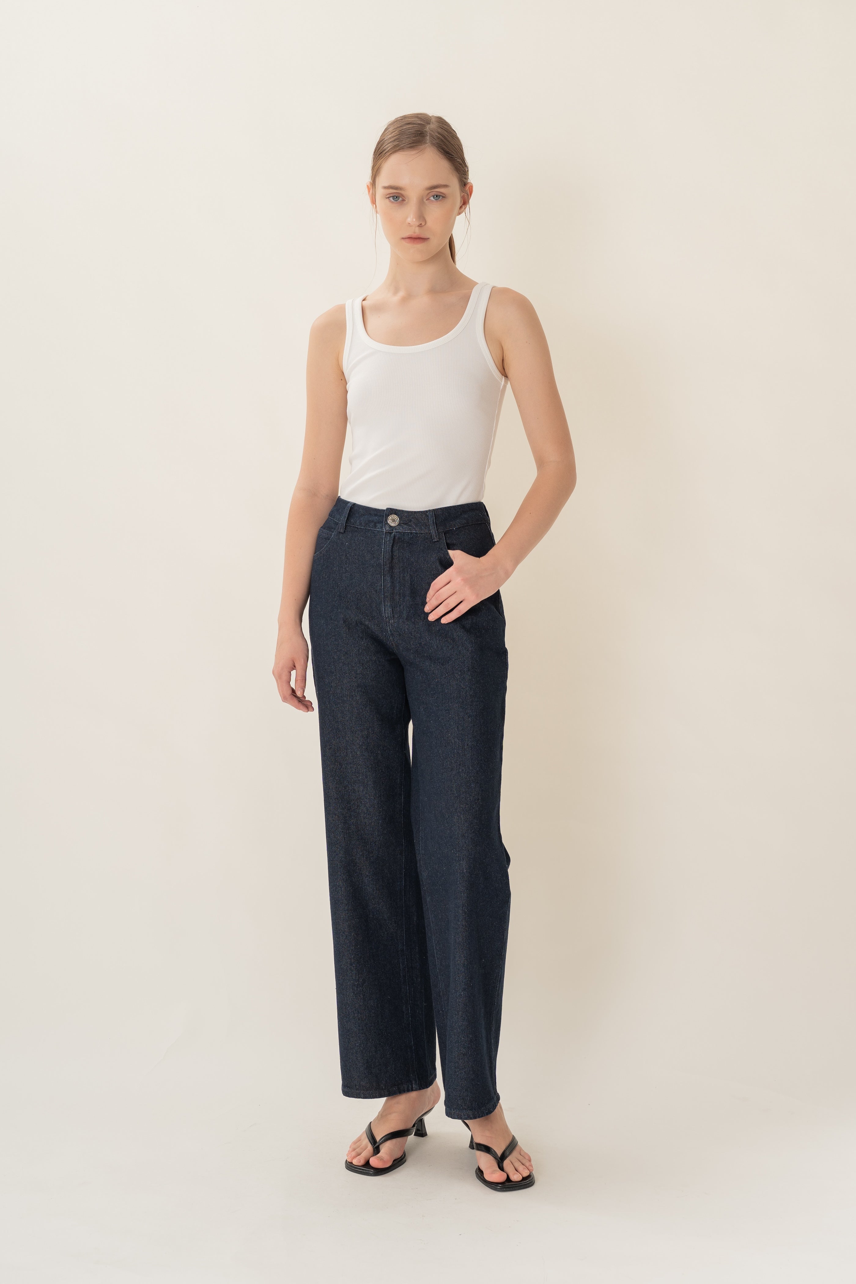 Studios Classic Straight Cut Jeans in Dark Wash
