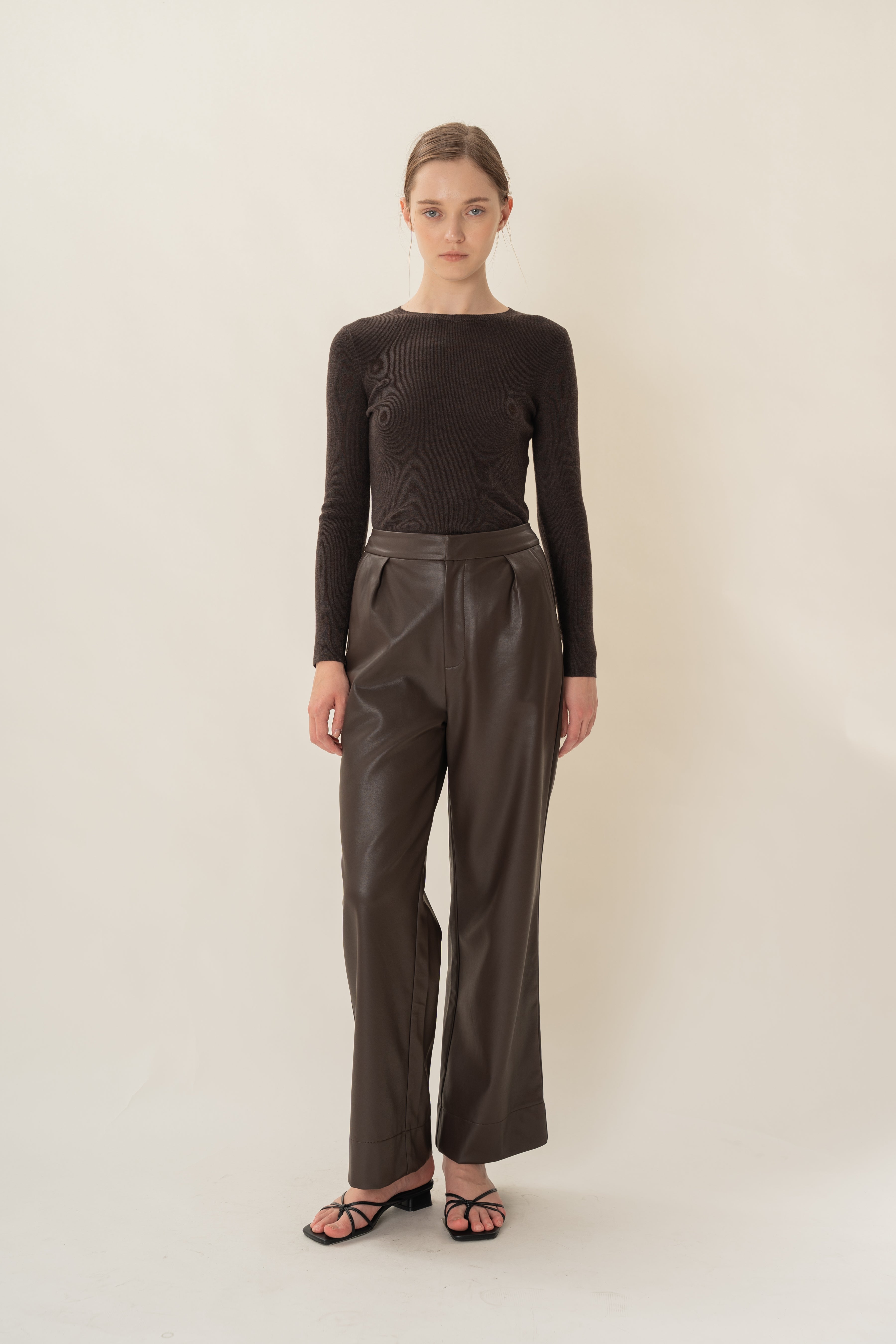 Round-Neck Fine Knit Sweater in Umber