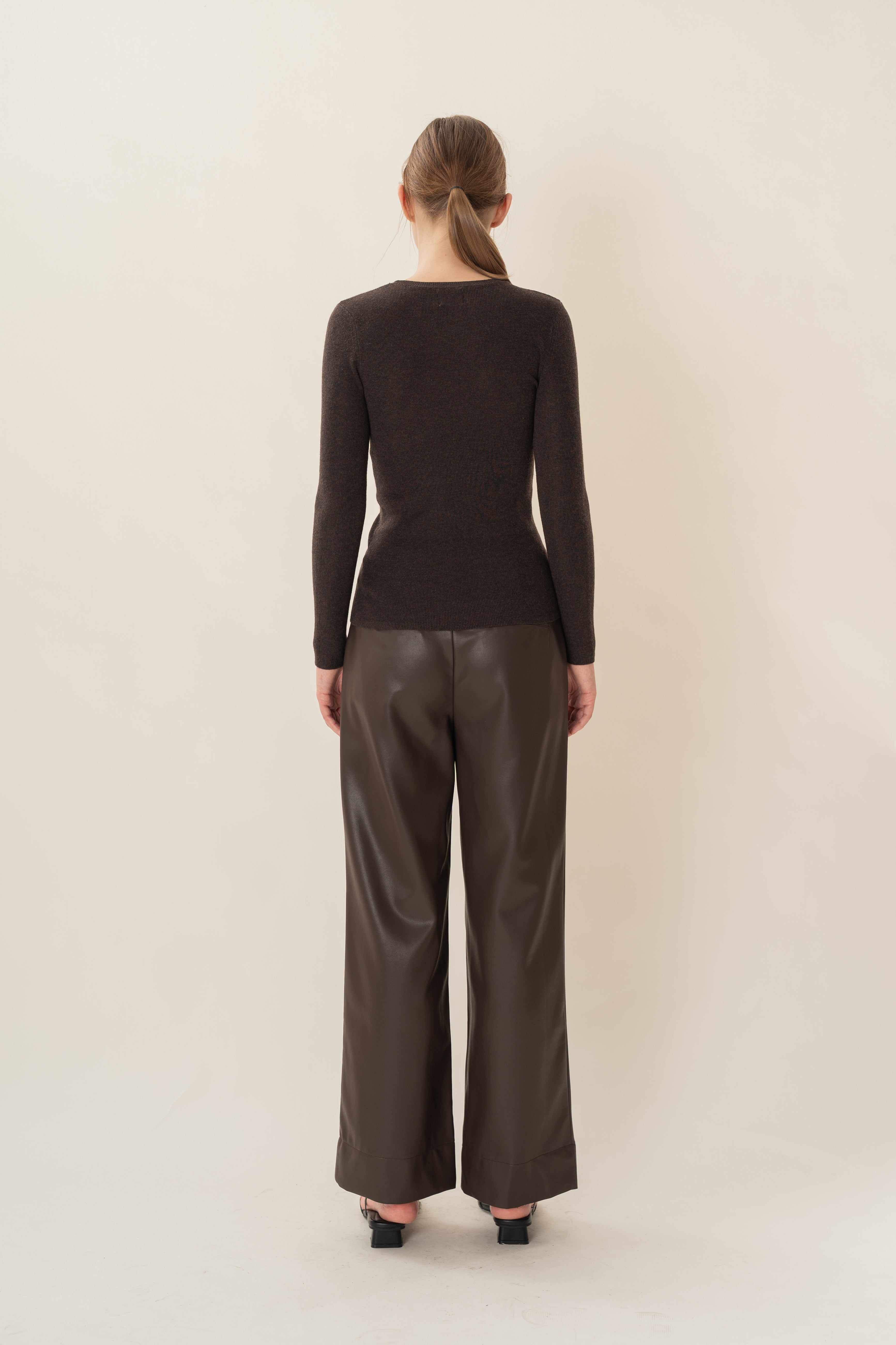 Round-Neck Fine Knit Sweater in Umber