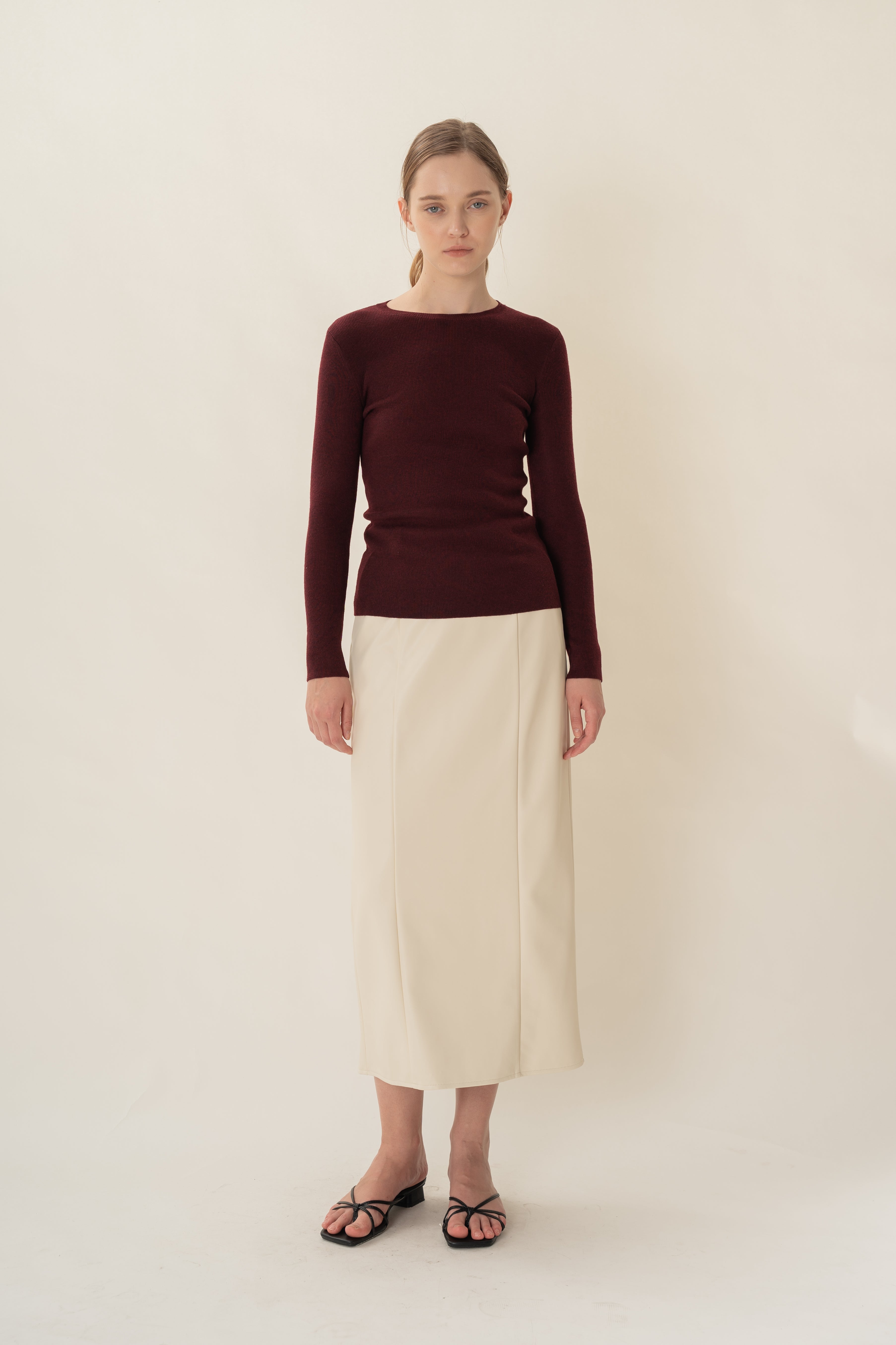 Round-Neck Fine Knit Sweater in Merlot