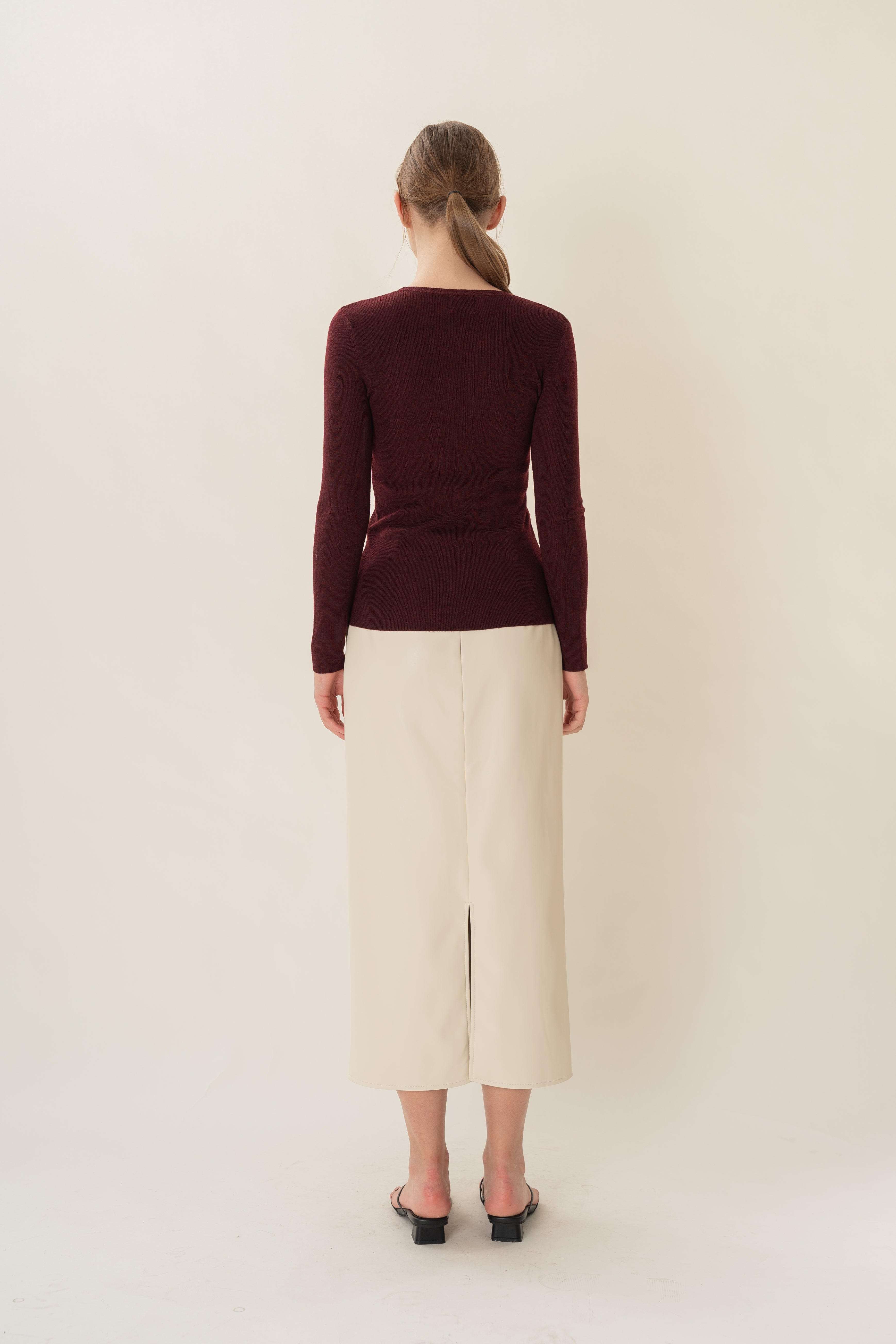 Round-Neck Fine Knit Sweater in Merlot