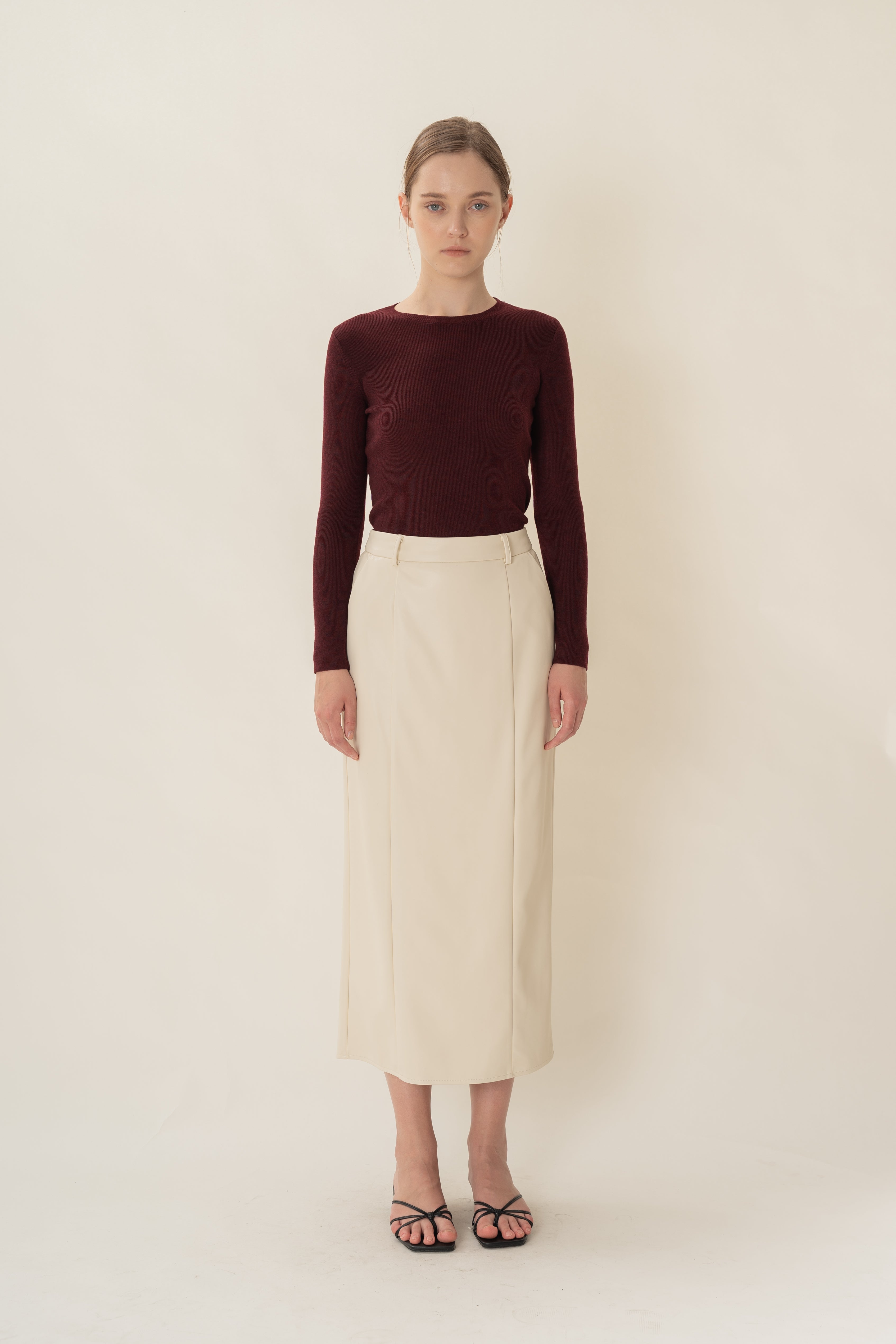 Round-Neck Fine Knit Sweater in Merlot