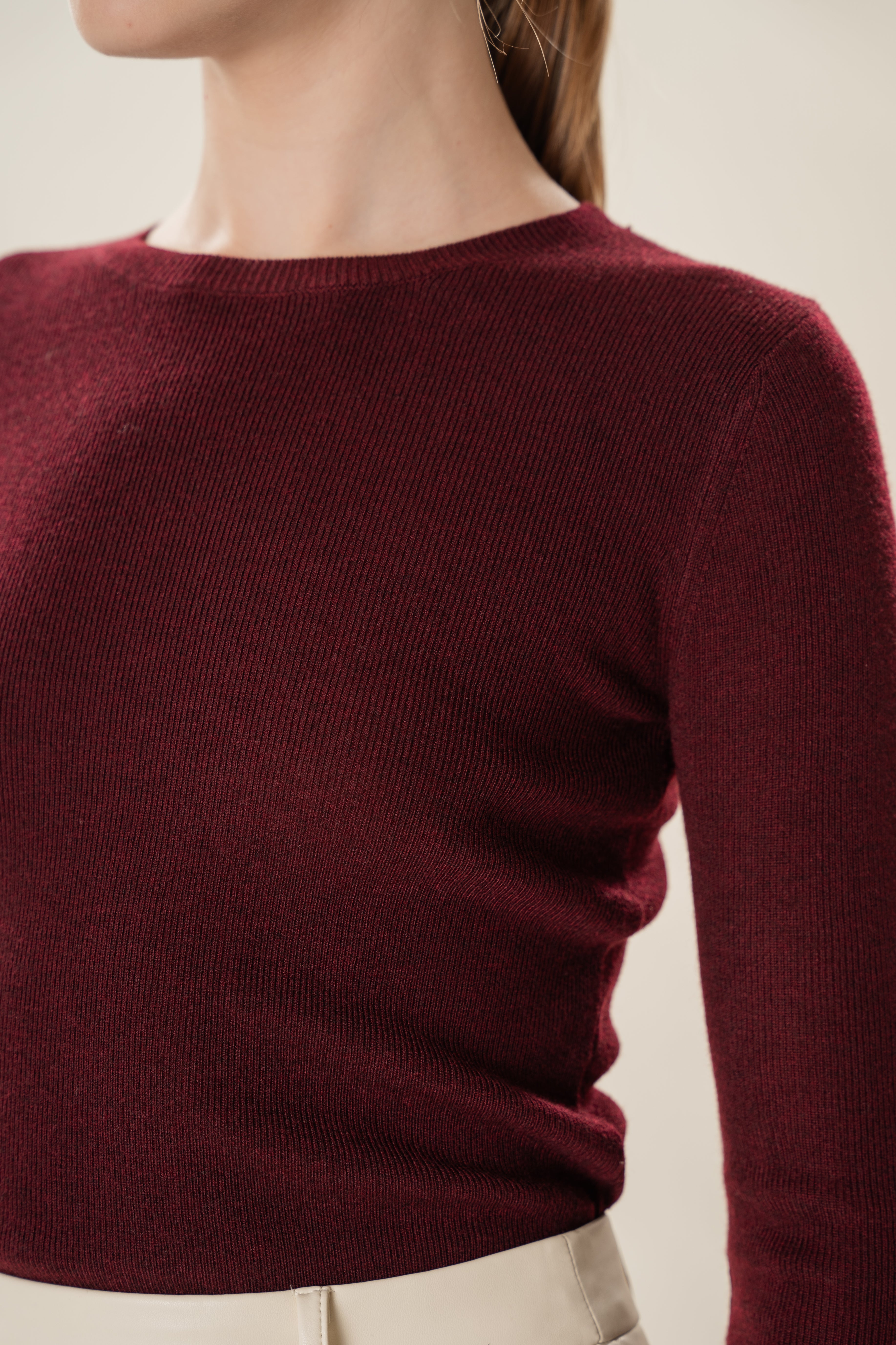 Round-Neck Fine Knit Sweater in Merlot