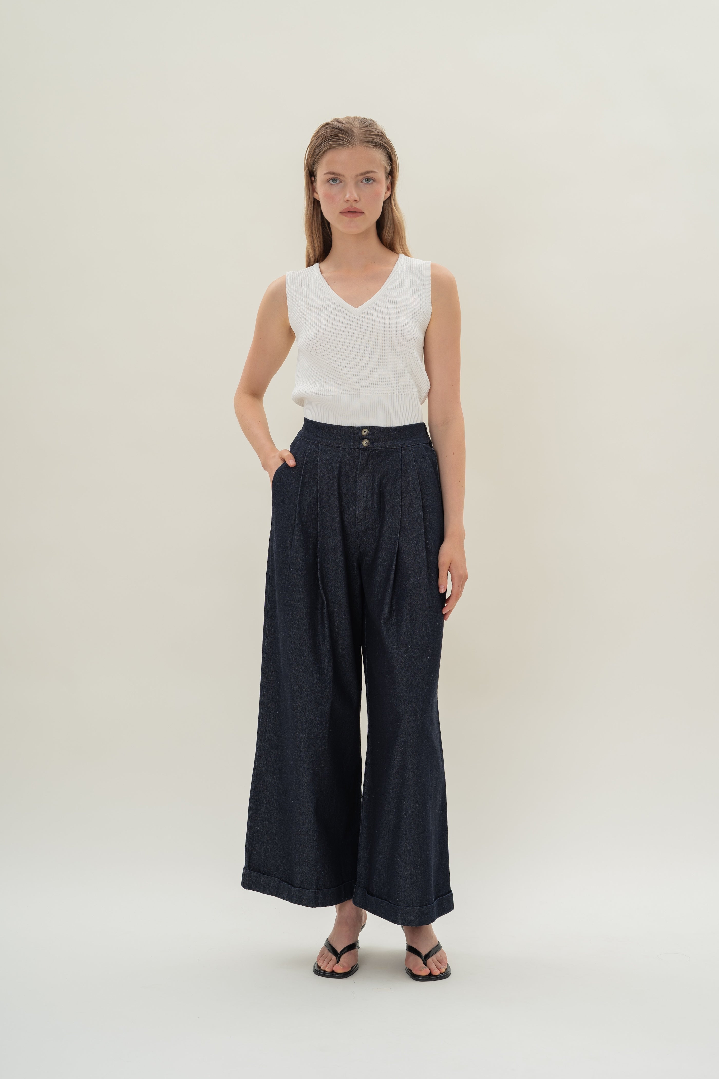 Wide-Leg Pleated Denim Pants in Dark Wash