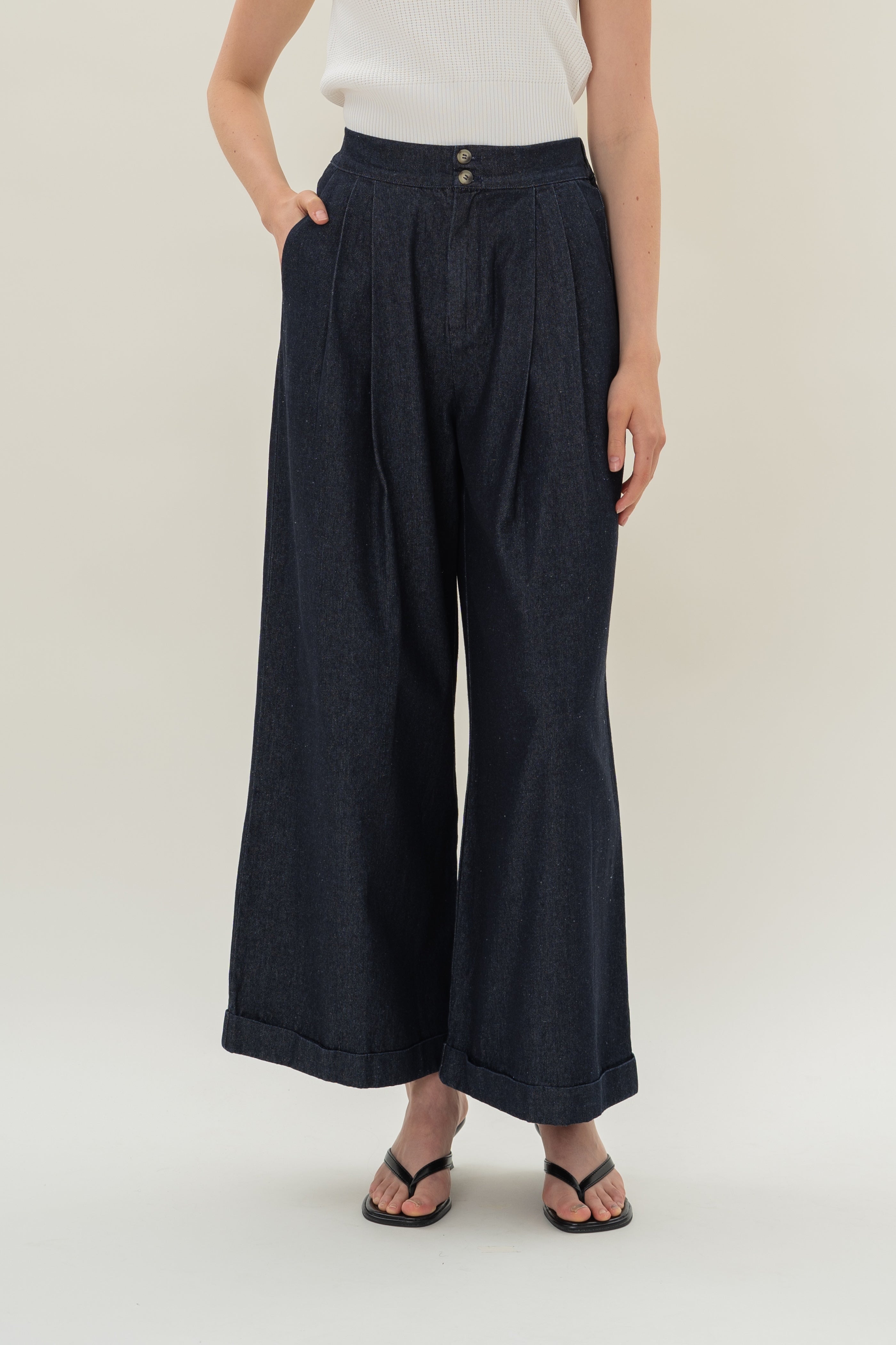 Wide-Leg Pleated Denim Pants in Dark Wash