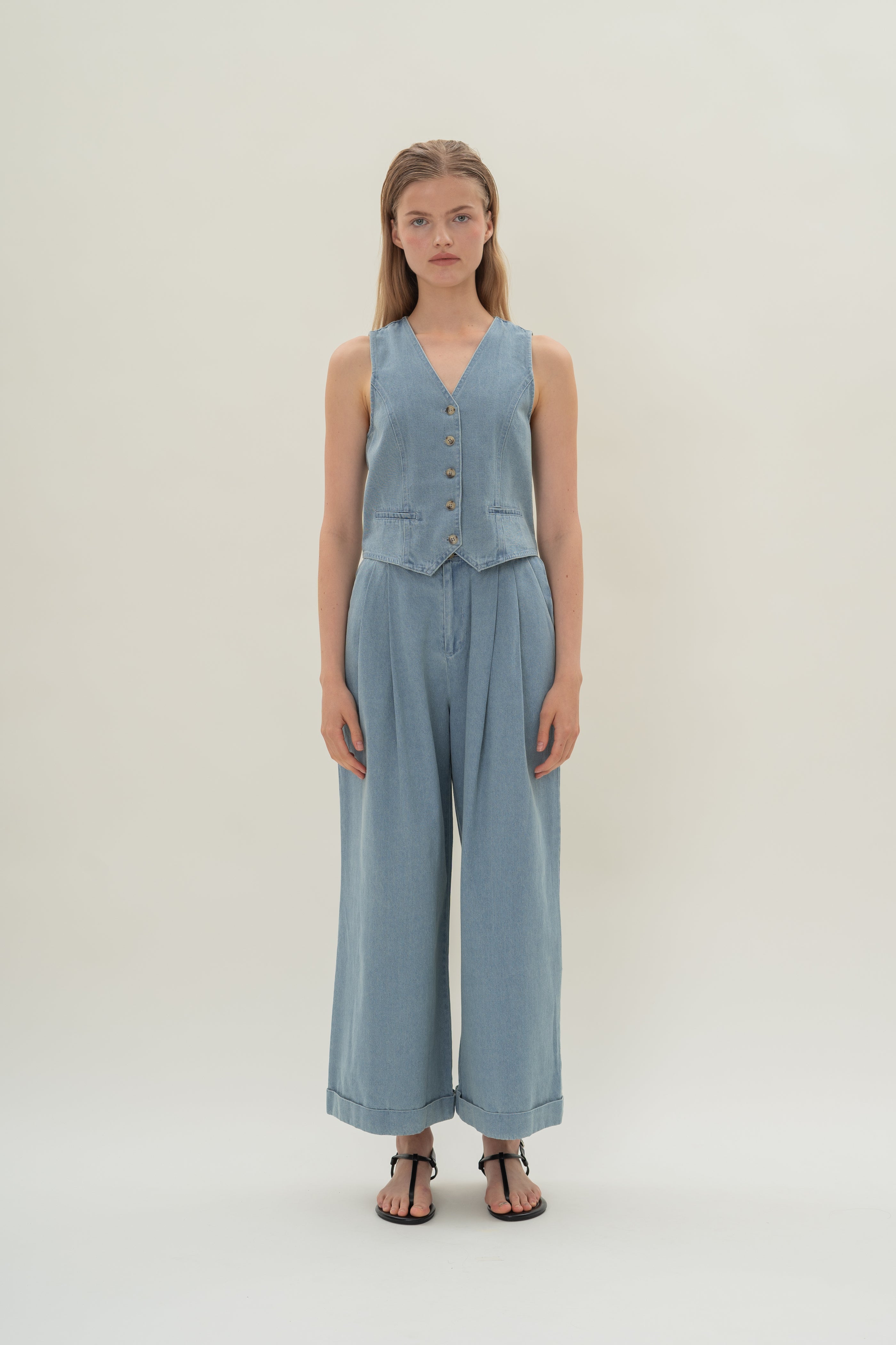 Wide-Leg Pleated Denim Pants in Light Wash
