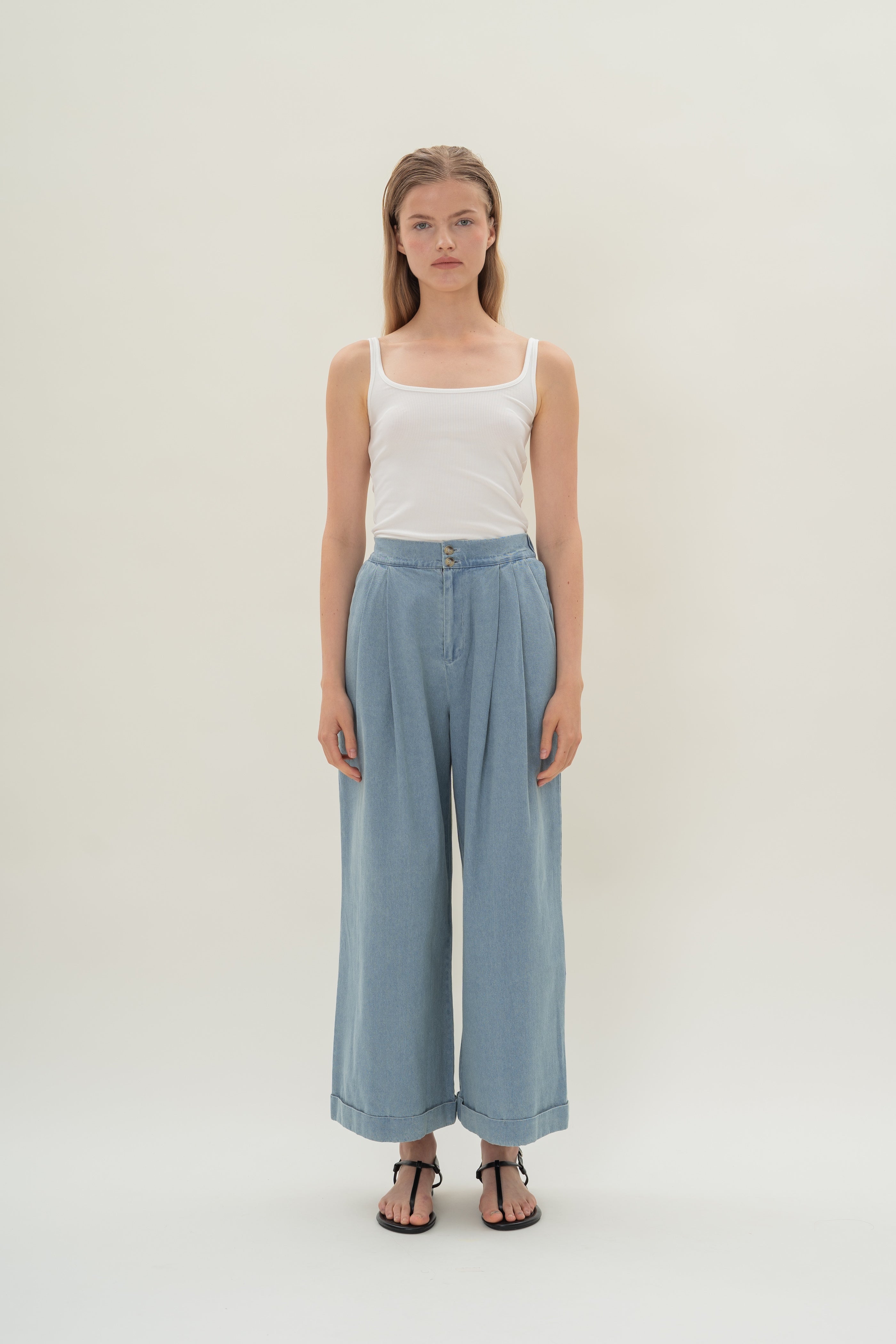 Wide-Leg Pleated Denim Pants in Light Wash