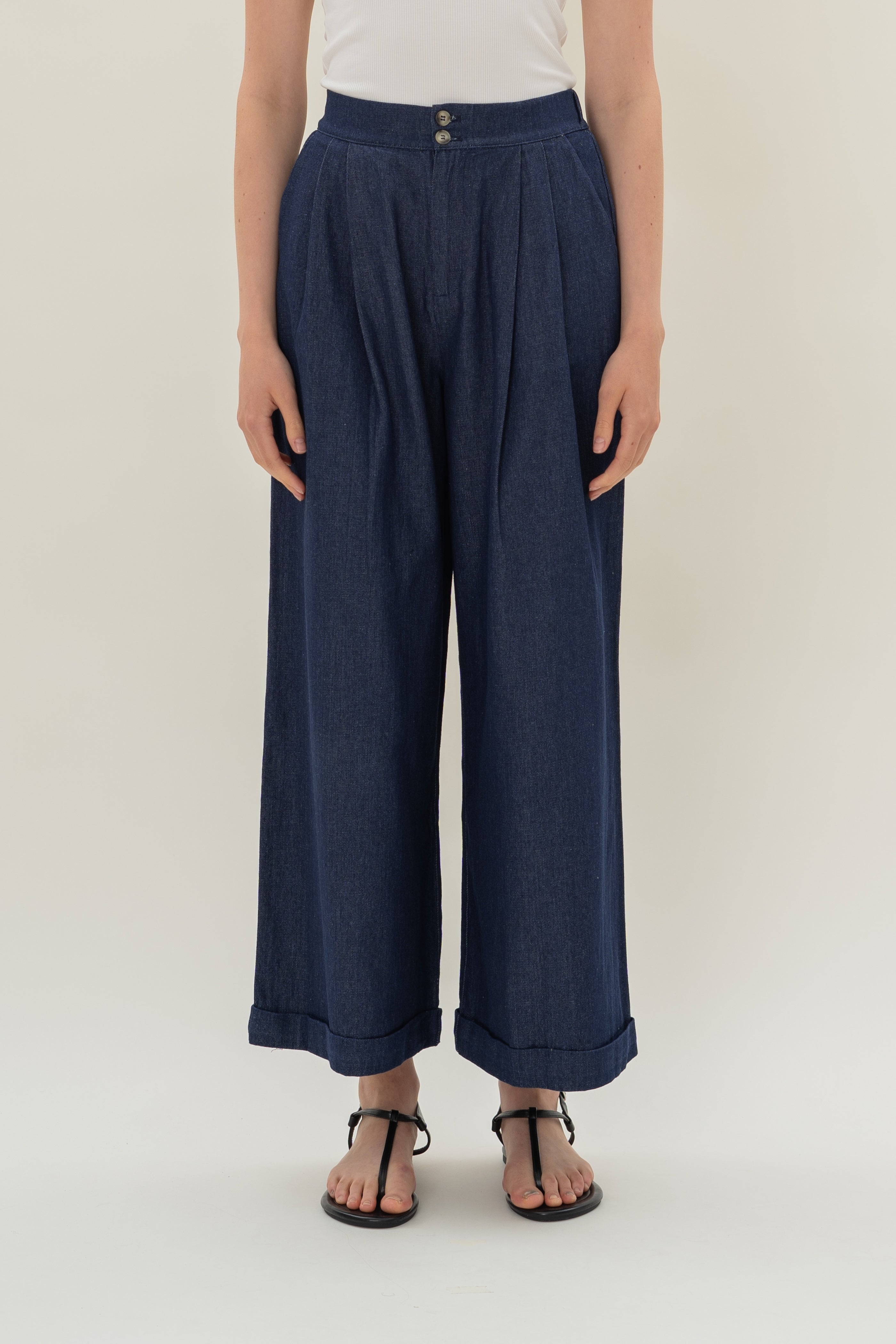 Wide-Leg Pleated Denim Pants in Mid Blue