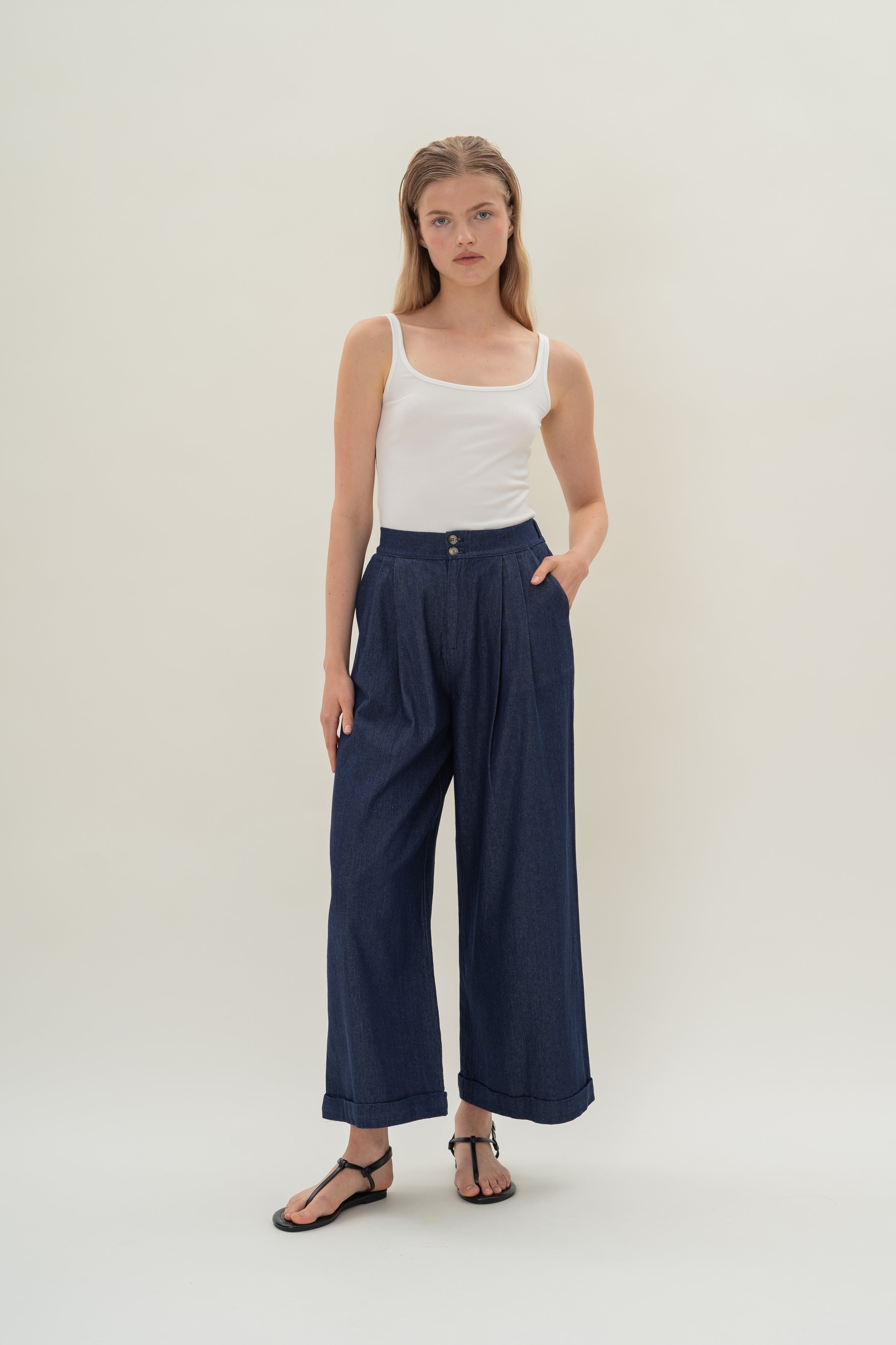 Wide-Leg Pleated Denim Pants in Mid Blue