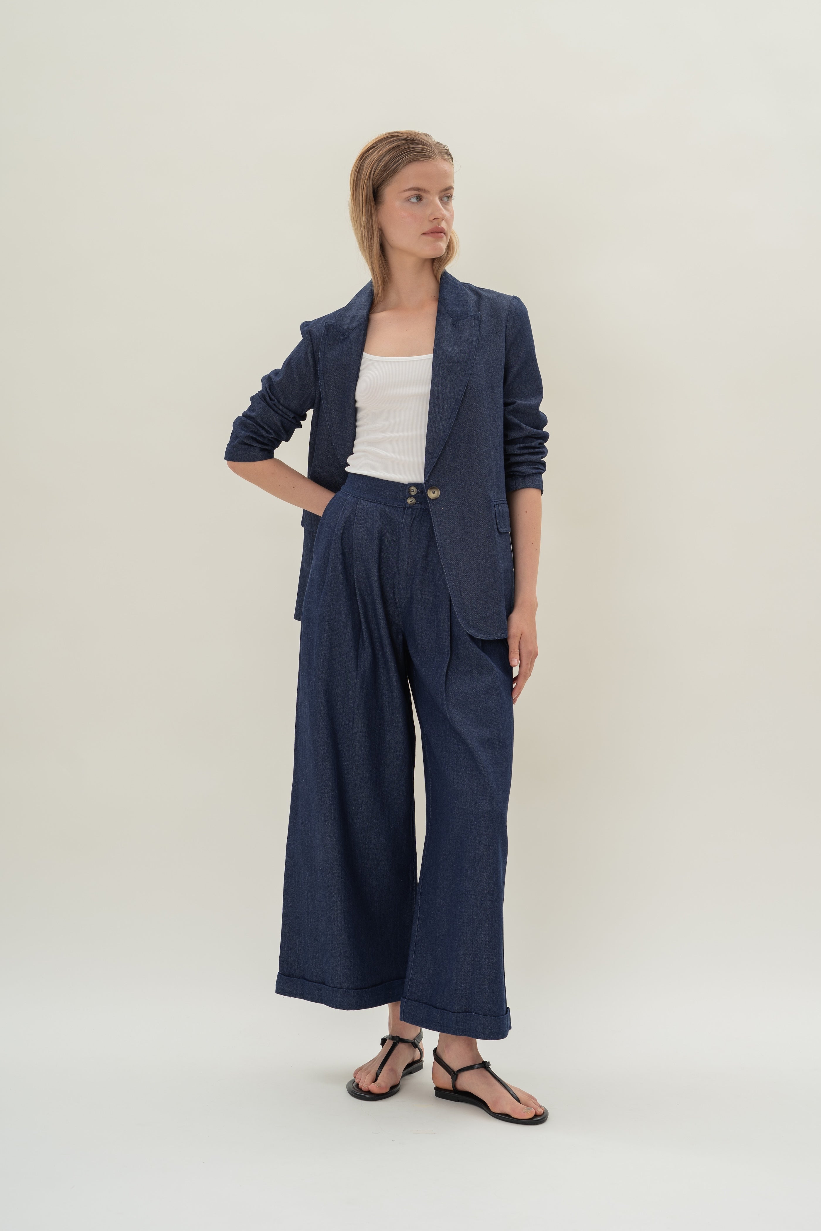 Wide-Leg Pleated Denim Pants in Mid Blue