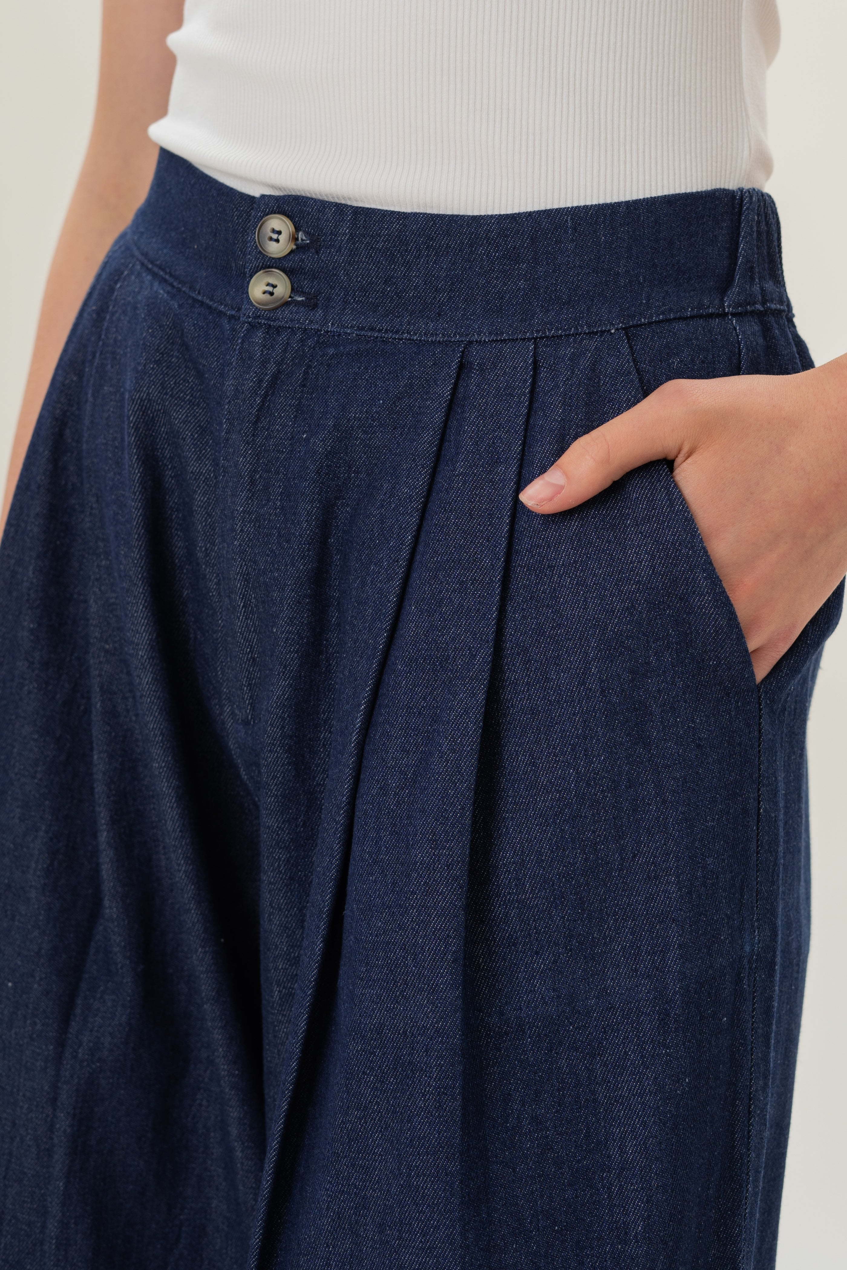Wide-Leg Pleated Denim Pants in Mid Blue